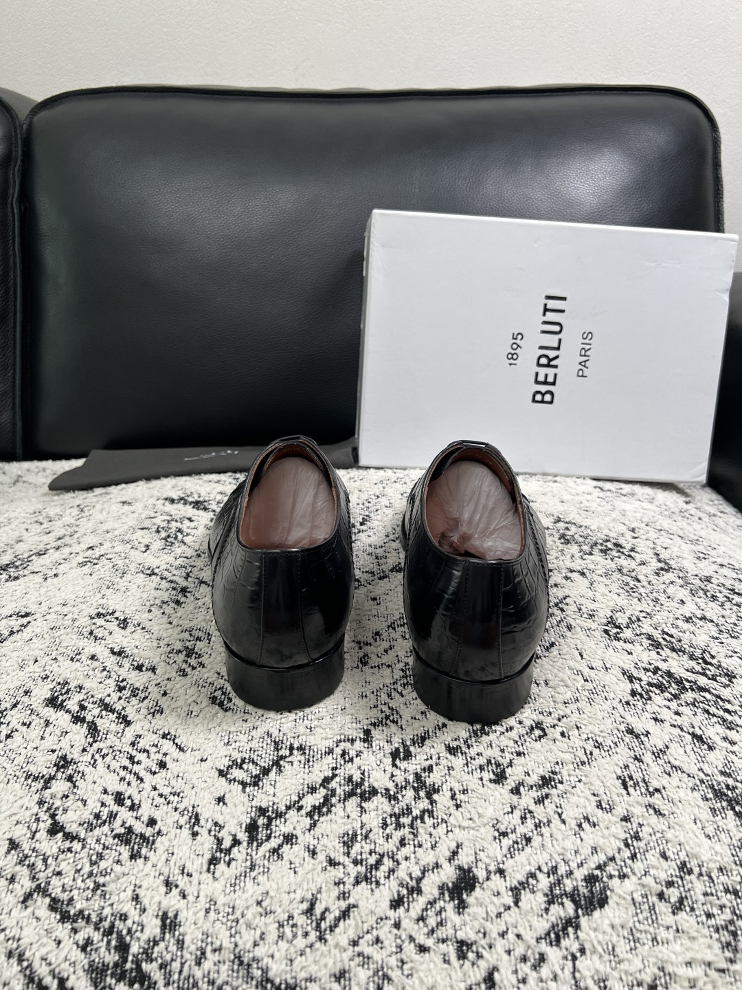 Berluti  高品质  顶级工艺品  布鲁提 专柜同步发售原厂配置，意大利进口牛皮面料，全进口水染牛皮里垫，鞋底：原