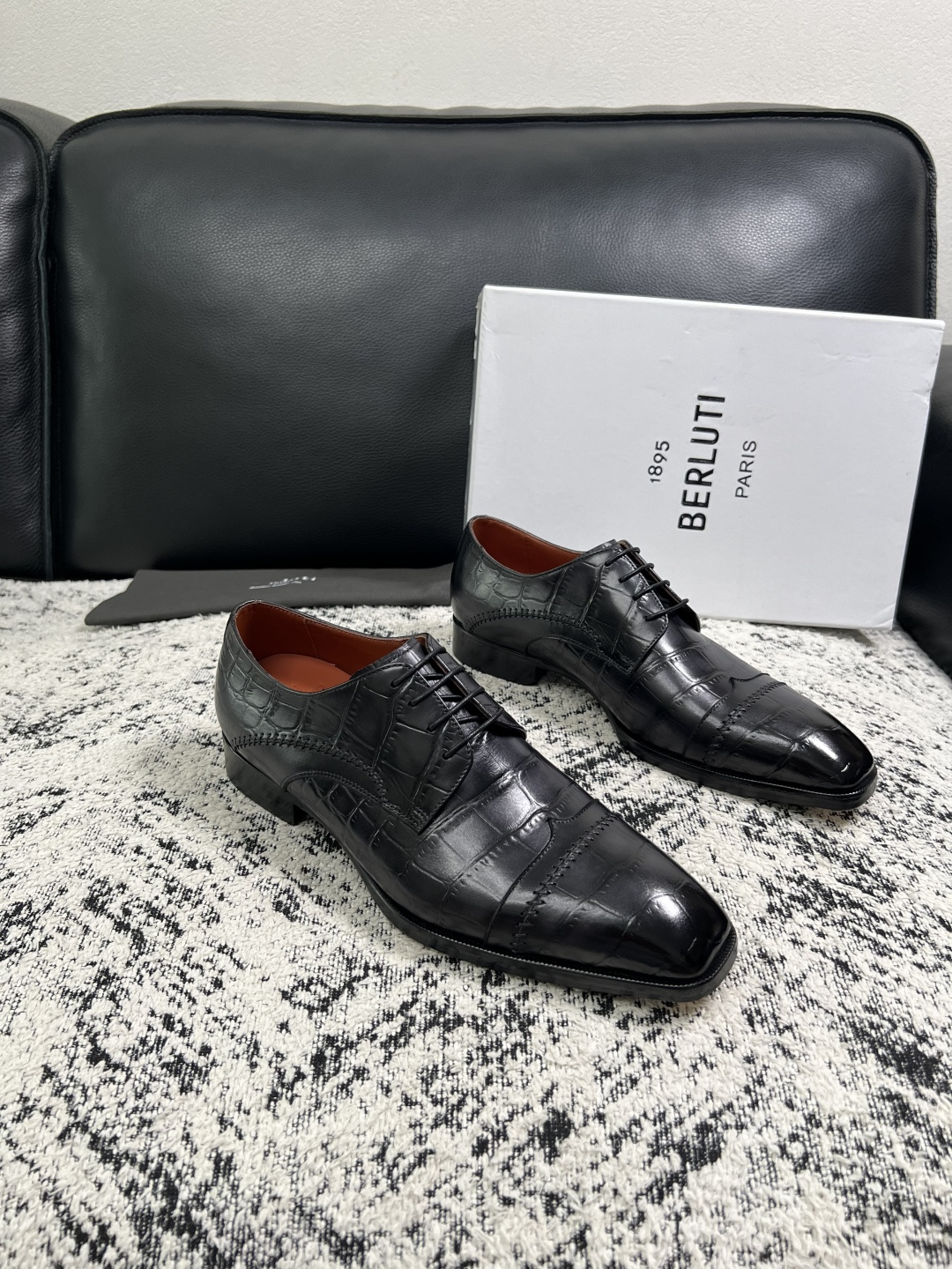 Berluti 高品质 顶级工艺品 布鲁提 专柜同步发售原厂配置,意大利进口牛皮面料,全进口水染牛皮里垫,鞋底:原 Berluti 高品质 顶级工艺品 布鲁提 专柜同步发售原厂配置,意大利进口牛皮面料,全进口水染牛皮里垫,鞋底:原