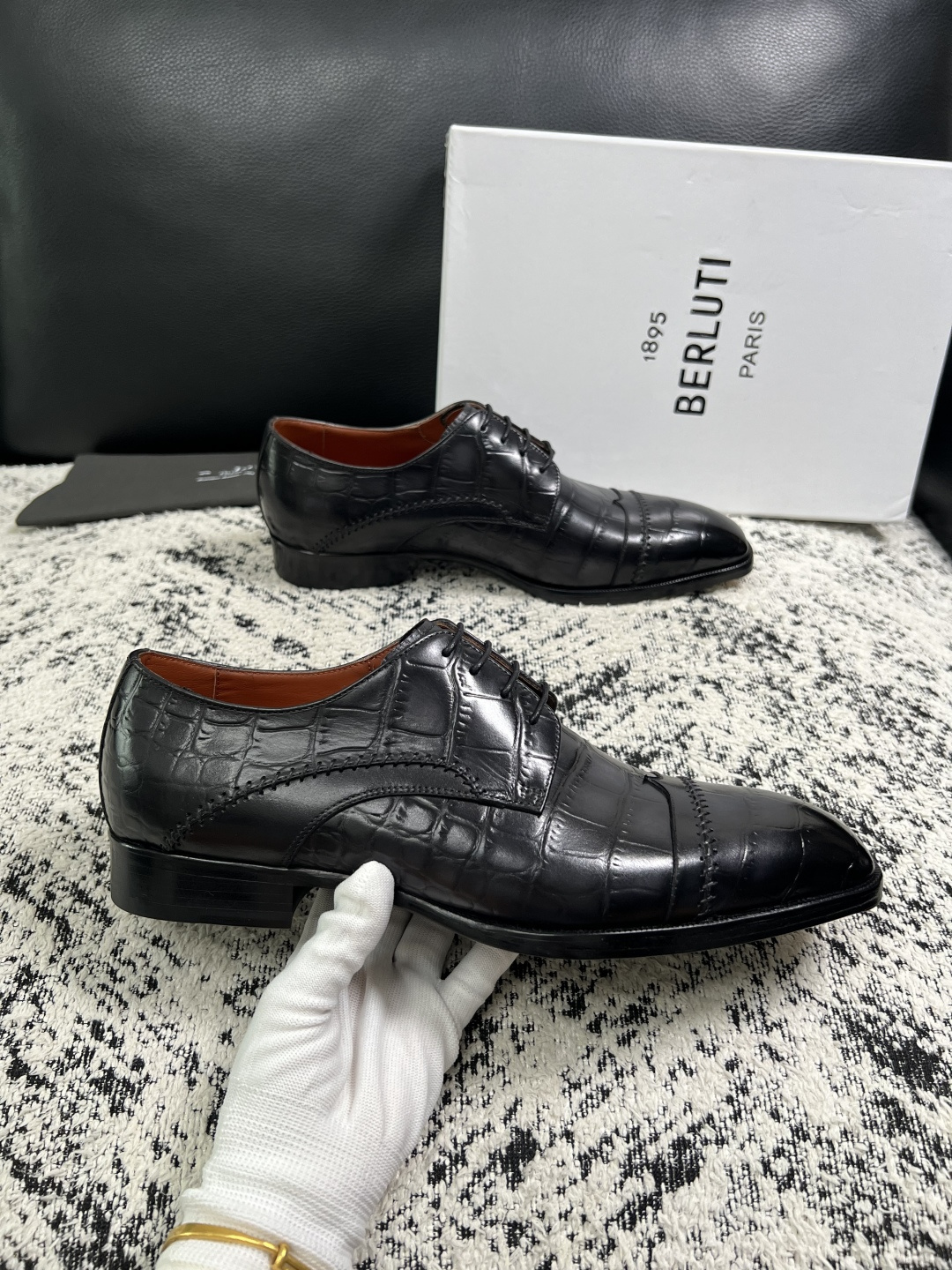 Berluti  高品质  顶级工艺品  布鲁提 专柜同步发售原厂配置，意大利进口牛皮面料，全进口水染牛皮里垫，鞋底：原