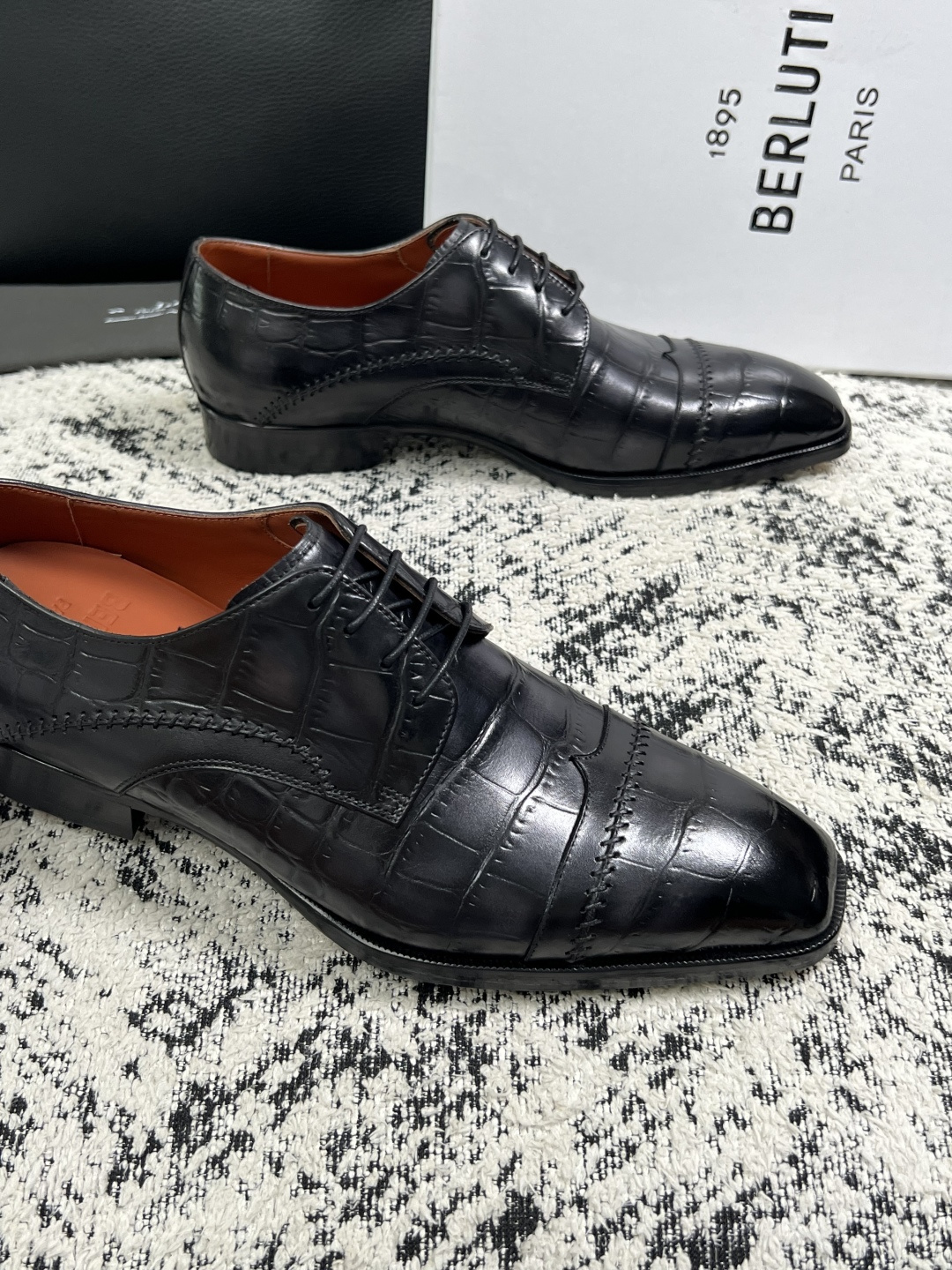 Berluti  高品质  顶级工艺品  布鲁提 专柜同步发售原厂配置，意大利进口牛皮面料，全进口水染牛皮里垫，鞋底：原