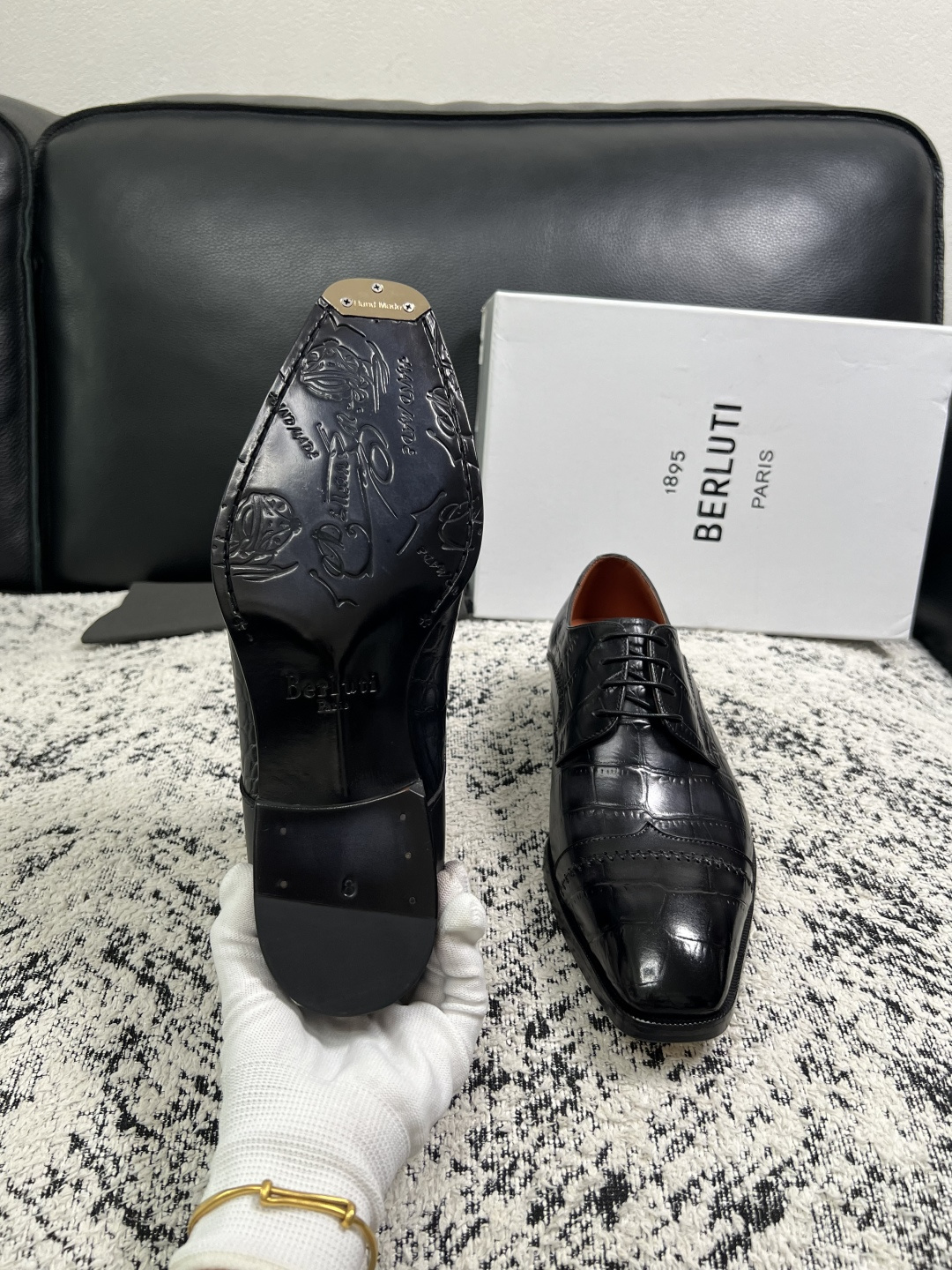 Berluti  高品质  顶级工艺品  布鲁提 专柜同步发售原厂配置，意大利进口牛皮面料，全进口水染牛皮里垫，鞋底：原