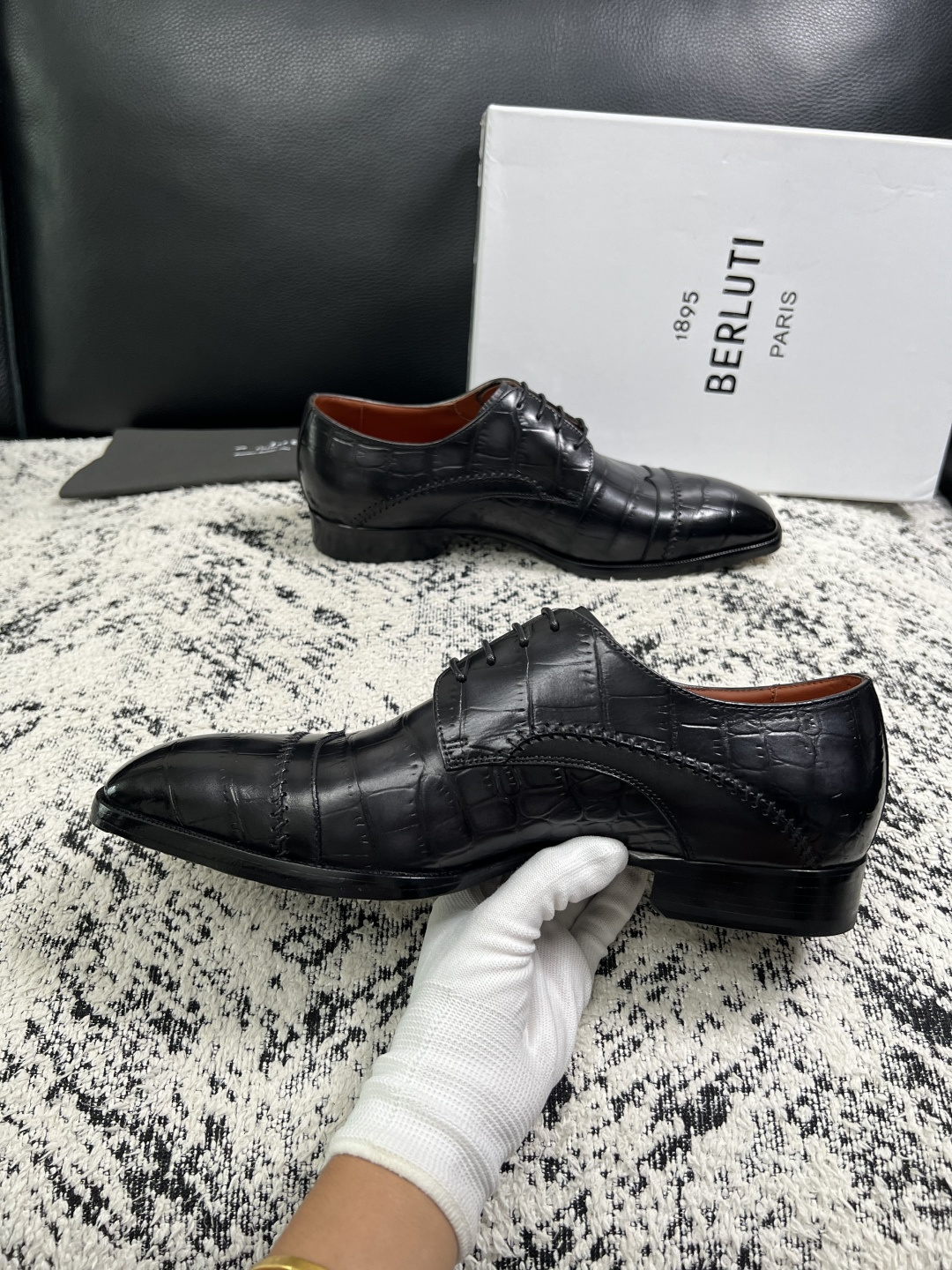 Berluti  高品质  顶级工艺品  布鲁提 专柜同步发售原厂配置，意大利进口牛皮面料，全进口水染牛皮里垫，鞋底：原