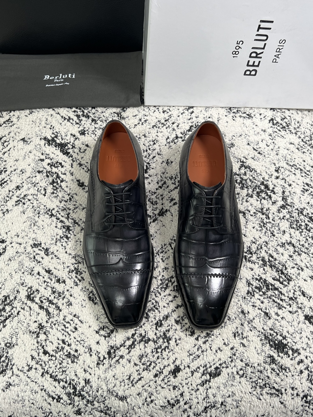 Berluti  高品质  顶级工艺品  布鲁提 专柜同步发售原厂配置，意大利进口牛皮面料，全进口水染牛皮里垫，鞋底：原