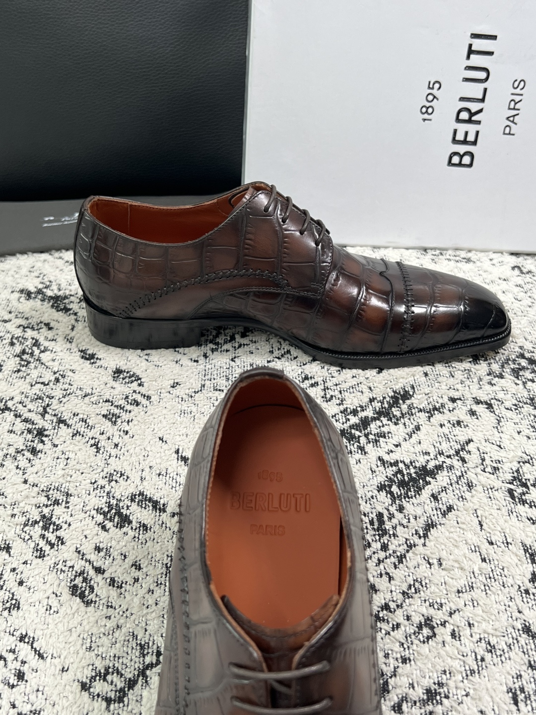 Berluti  高品质  顶级工艺品  布鲁提 专柜同步发售原厂配置，意大利进口牛皮面料，全进口水染牛皮里垫，鞋底：原