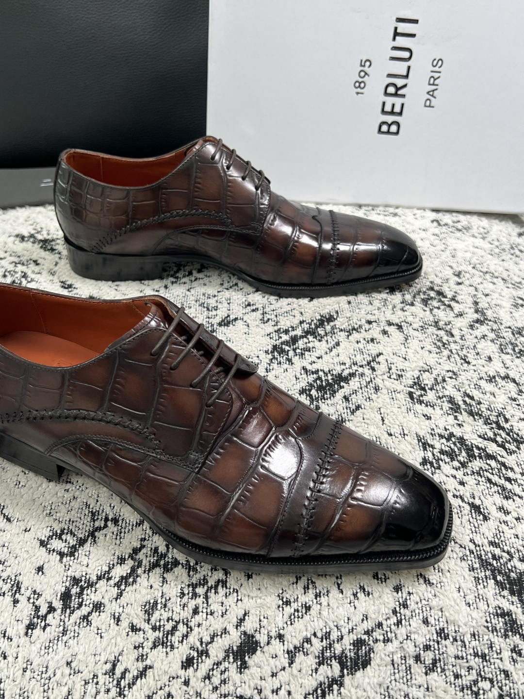 Berluti  高品质  顶级工艺品  布鲁提 专柜同步发售原厂配置，意大利进口牛皮面料，全进口水染牛皮里垫，鞋底：原