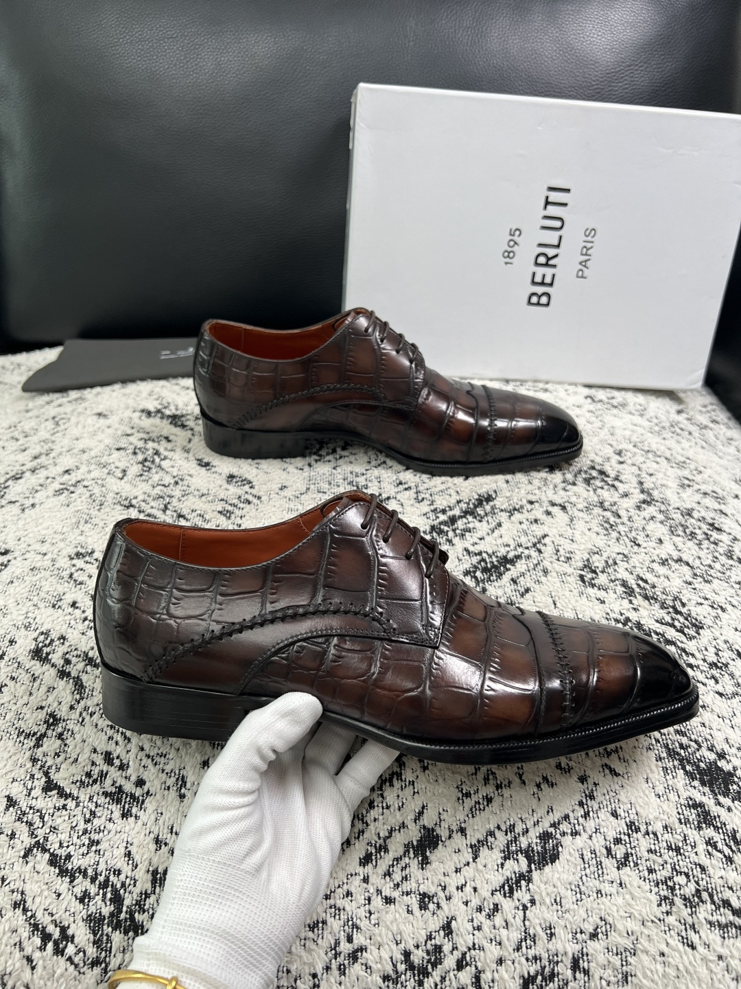 Berluti  高品质  顶级工艺品  布鲁提 专柜同步发售原厂配置，意大利进口牛皮面料，全进口水染牛皮里垫，鞋底：原