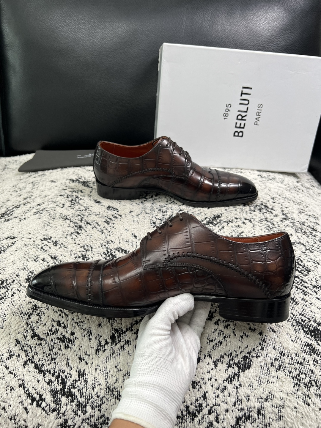 Berluti  高品质  顶级工艺品  布鲁提 专柜同步发售原厂配置，意大利进口牛皮面料，全进口水染牛皮里垫，鞋底：原