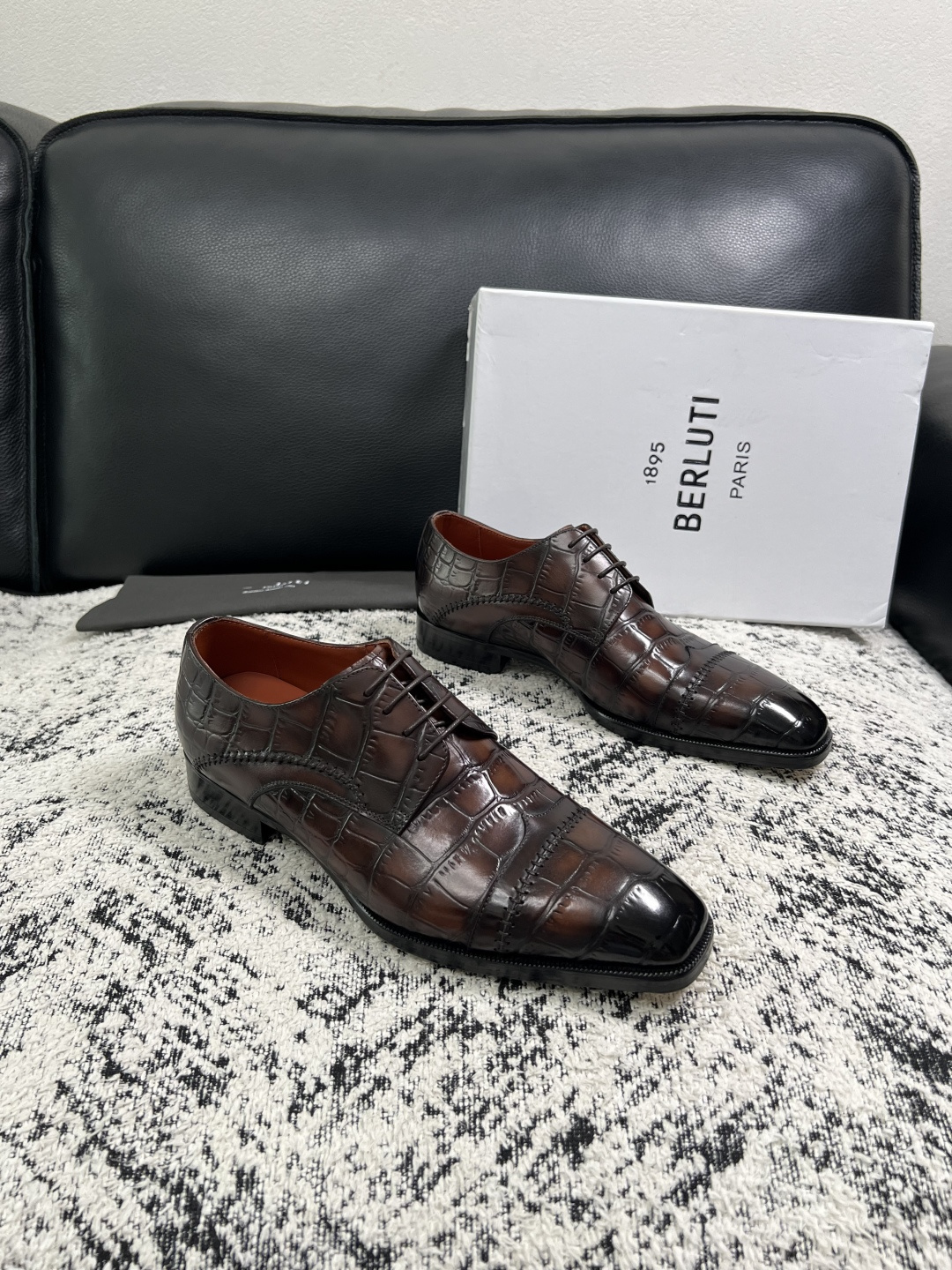 Berluti 高品质 顶级工艺品 布鲁提 专柜同步发售原厂配置,意大利进口牛皮面料,全进口水染牛皮里垫,鞋底:原 Berluti 高品质 顶级工艺品 布鲁提 专柜同步发售原厂配置,意大利进口牛皮面料,全进口水染牛皮里垫,鞋底:原
