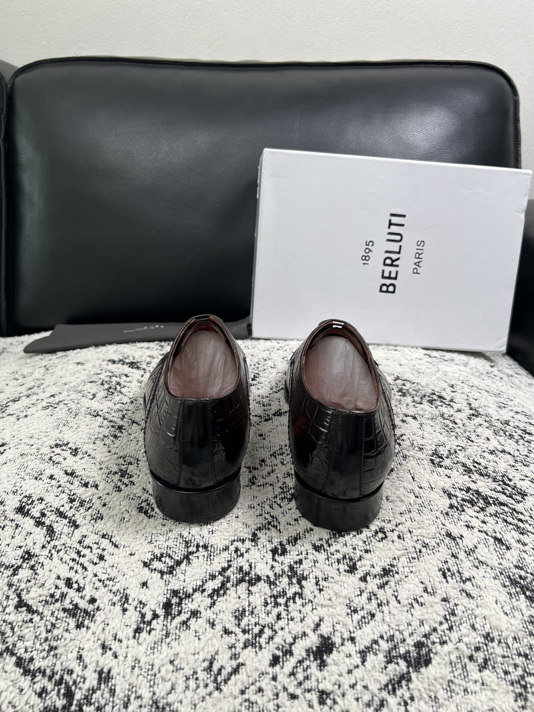 Berluti  高品质  顶级工艺品  布鲁提 专柜同步发售原厂配置，意大利进口牛皮面料，全进口水染牛皮里垫，鞋底：原