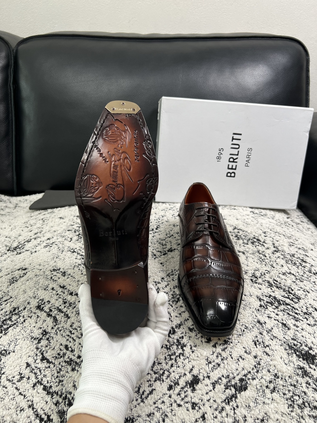 Berluti  高品质  顶级工艺品  布鲁提 专柜同步发售原厂配置，意大利进口牛皮面料，全进口水染牛皮里垫，鞋底：原