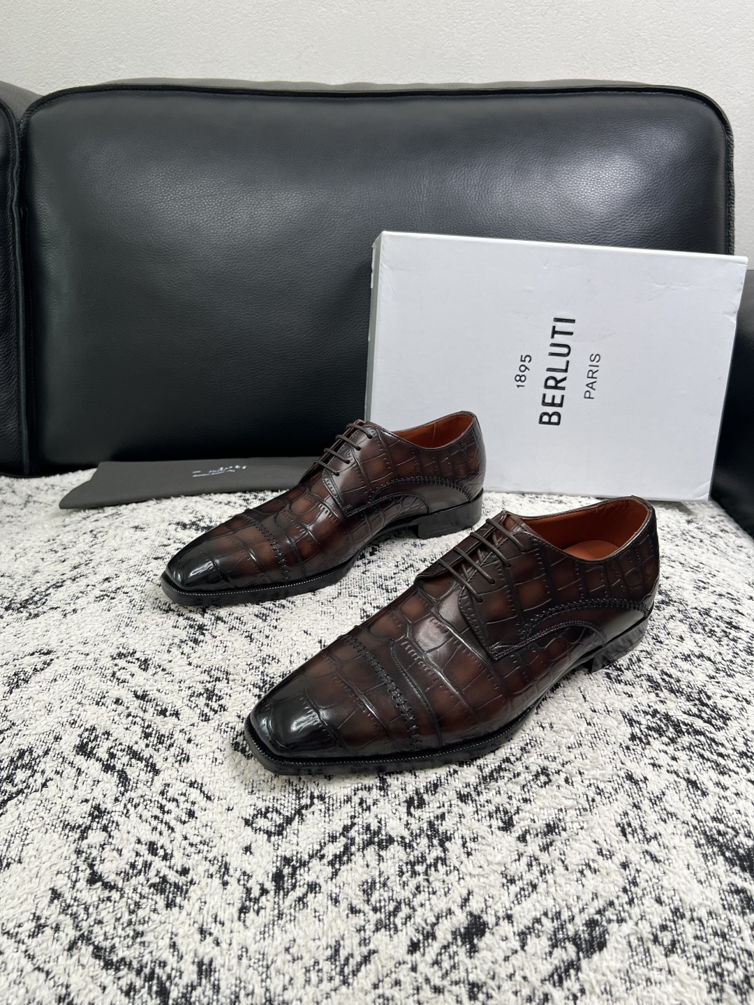 Berluti  高品质  顶级工艺品  布鲁提 专柜同步发售原厂配置，意大利进口牛皮面料，全进口水染牛皮里垫，鞋底：原