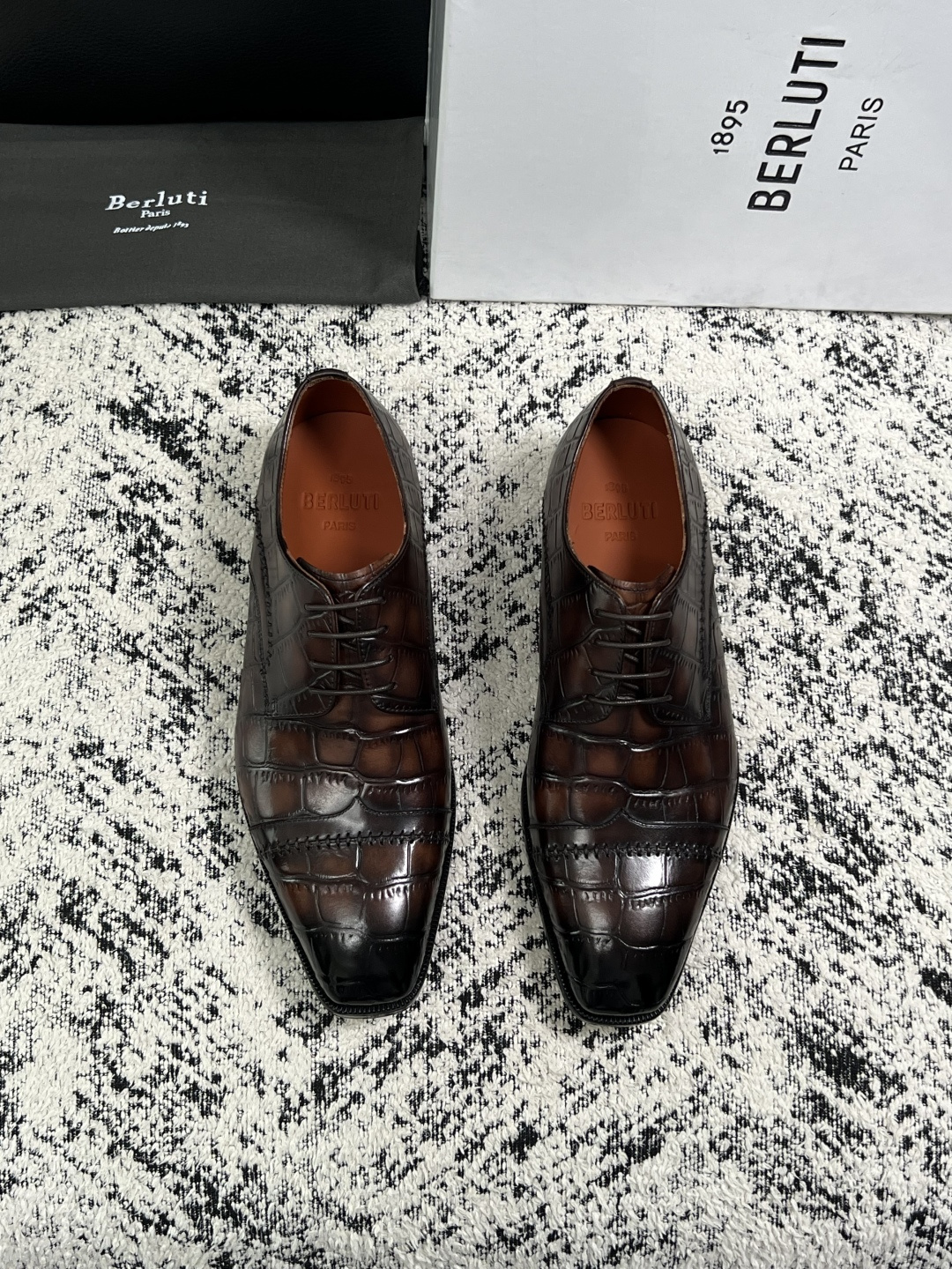 Berluti  高品质  顶级工艺品  布鲁提 专柜同步发售原厂配置，意大利进口牛皮面料，全进口水染牛皮里垫，鞋底：原