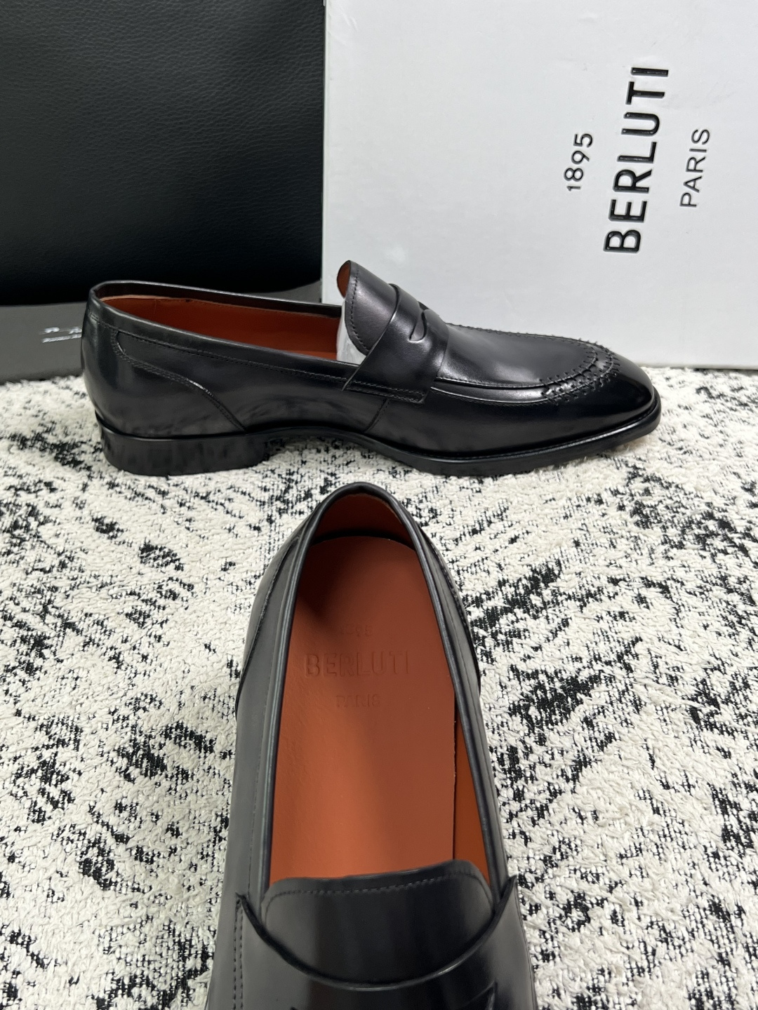 Berluti  高品质  顶级工艺品  布鲁提 专柜同步发售原厂配置，意大利进口牛皮面料，全进口水染牛皮里垫，鞋底：原
