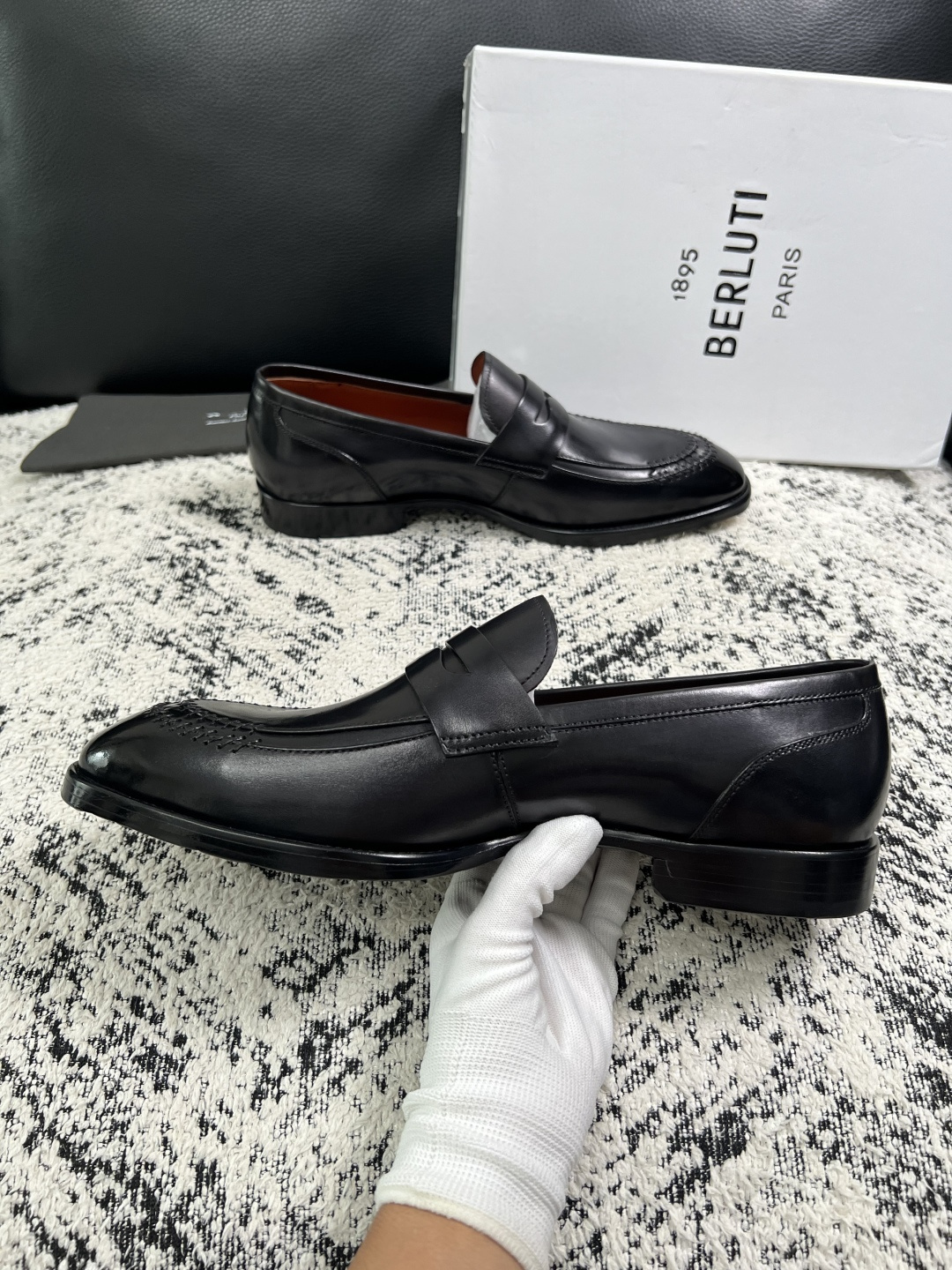 Berluti  高品质  顶级工艺品  布鲁提 专柜同步发售原厂配置，意大利进口牛皮面料，全进口水染牛皮里垫，鞋底：原