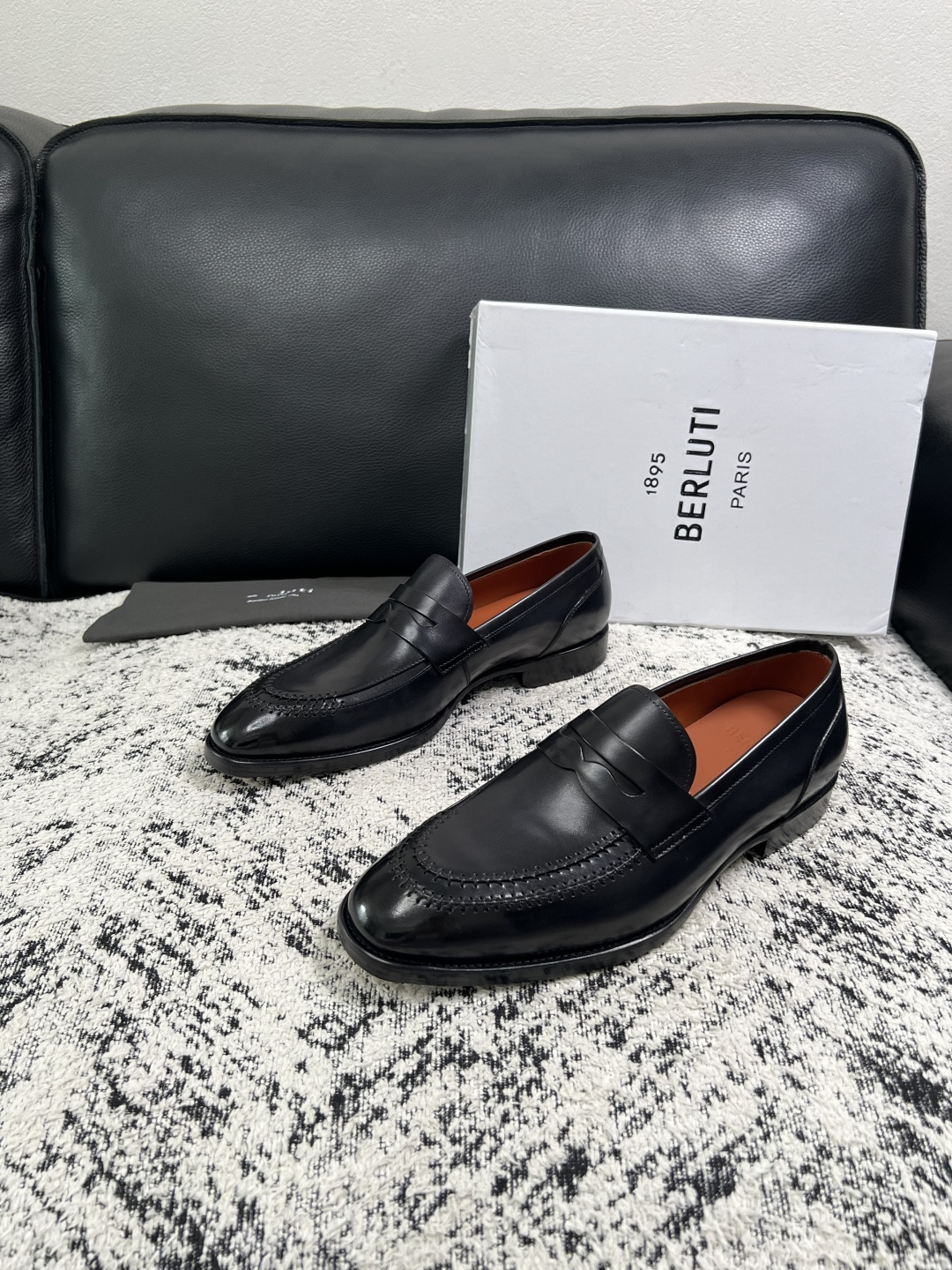 Berluti  高品质  顶级工艺品  布鲁提 专柜同步发售原厂配置，意大利进口牛皮面料，全进口水染牛皮里垫，鞋底：原