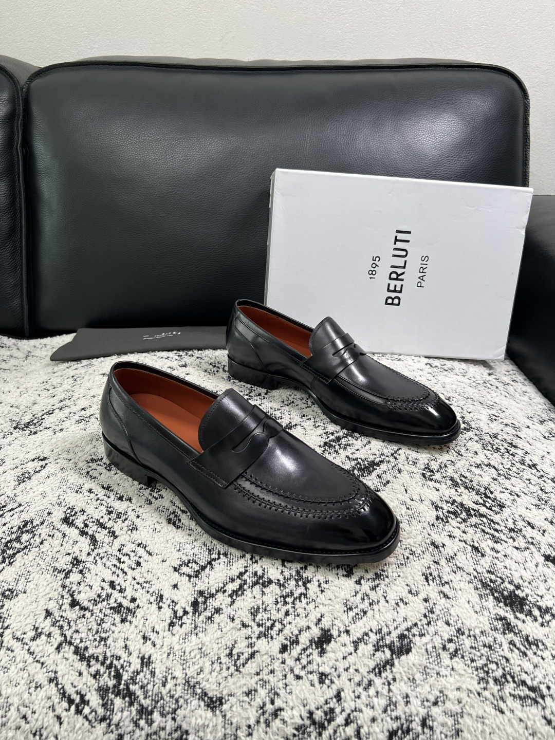 Berluti 高品质 顶级工艺品 布鲁提 专柜同步发售原厂配置,意大利进口牛皮面料,全进口水染牛皮里垫,鞋底:原 Berluti 高品质 顶级工艺品 布鲁提 专柜同步发售原厂配置,意大利进口牛皮面料,全进口水染牛皮里垫,鞋底:原