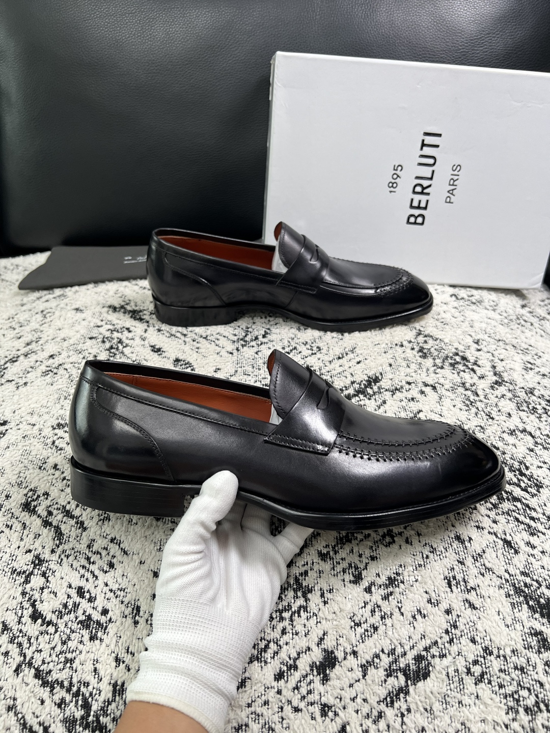Berluti  高品质  顶级工艺品  布鲁提 专柜同步发售原厂配置，意大利进口牛皮面料，全进口水染牛皮里垫，鞋底：原