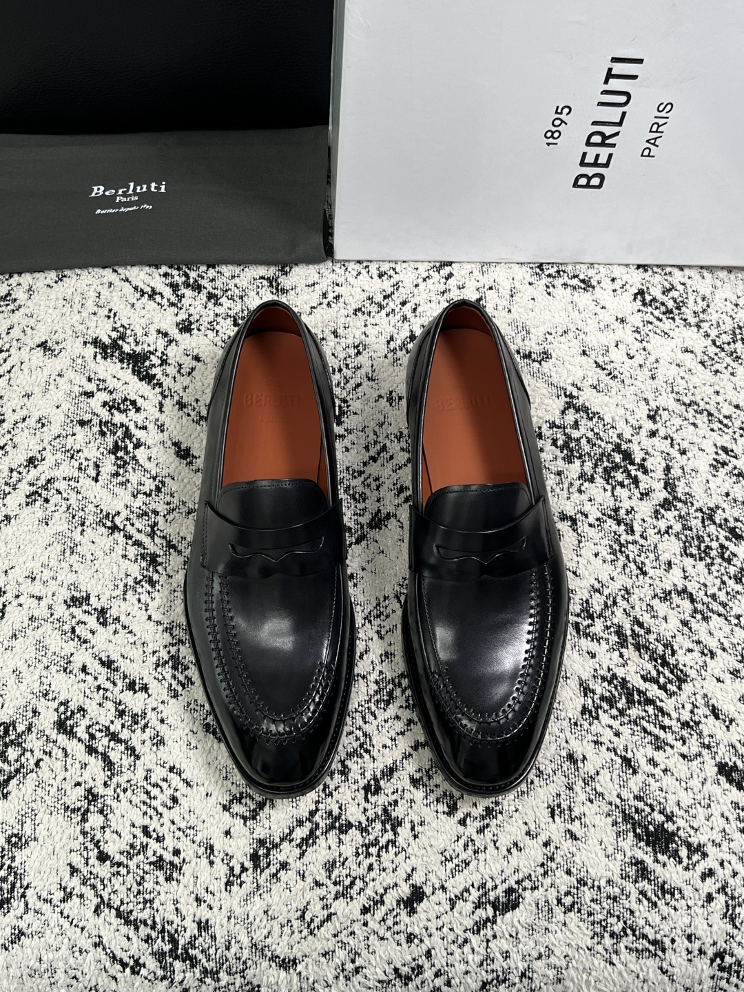 Berluti  高品质  顶级工艺品  布鲁提 专柜同步发售原厂配置，意大利进口牛皮面料，全进口水染牛皮里垫，鞋底：原