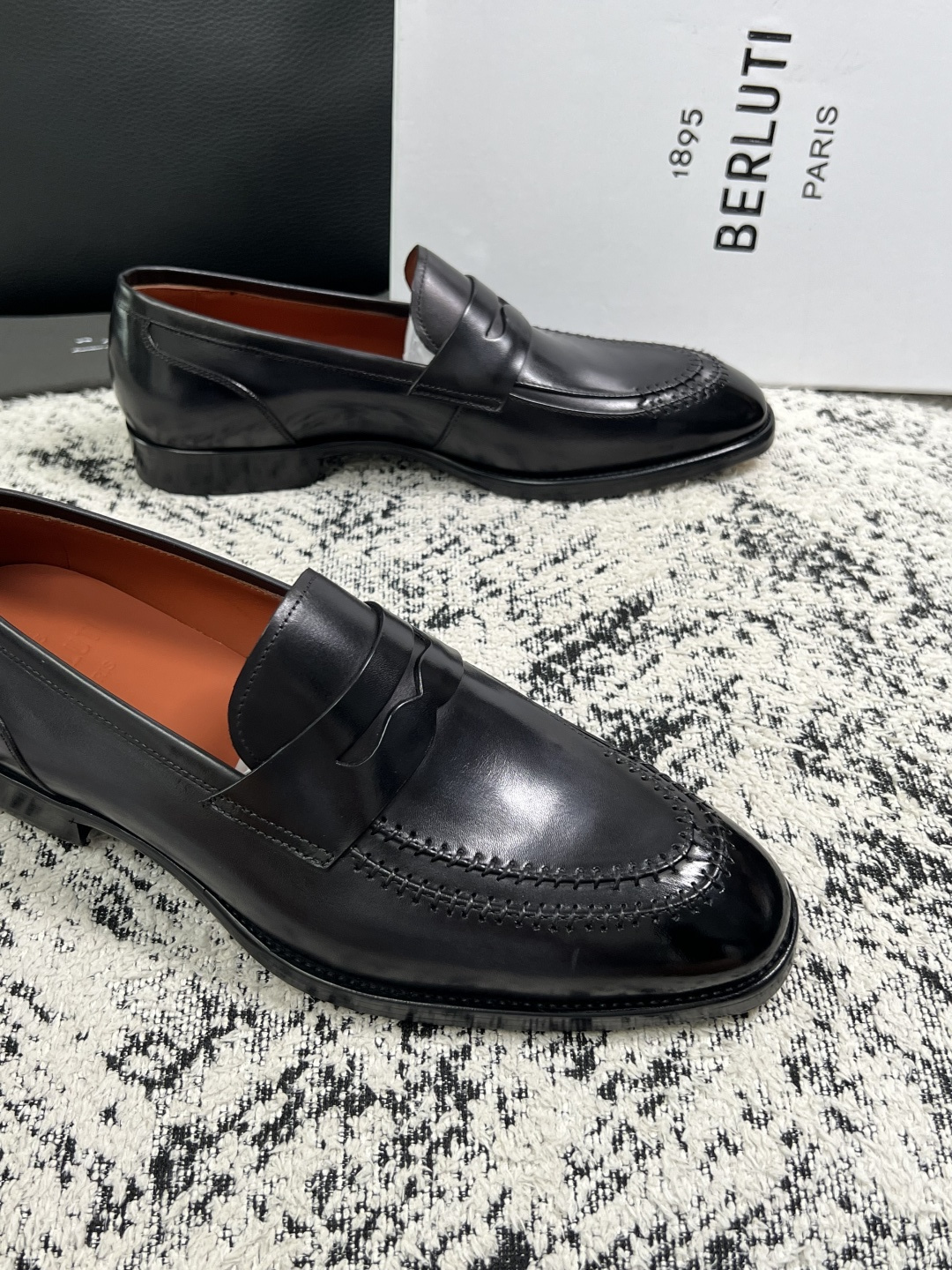 Berluti  高品质  顶级工艺品  布鲁提 专柜同步发售原厂配置，意大利进口牛皮面料，全进口水染牛皮里垫，鞋底：原