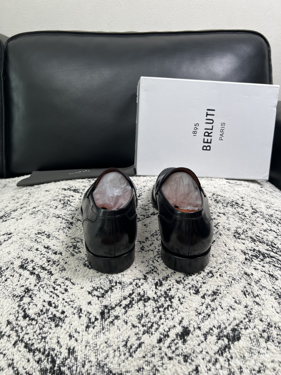 Berluti  高品质  顶级工艺品  布鲁提 专柜同步发售原厂配置，意大利进口牛皮面料，全进口水染牛皮里垫，鞋底：原