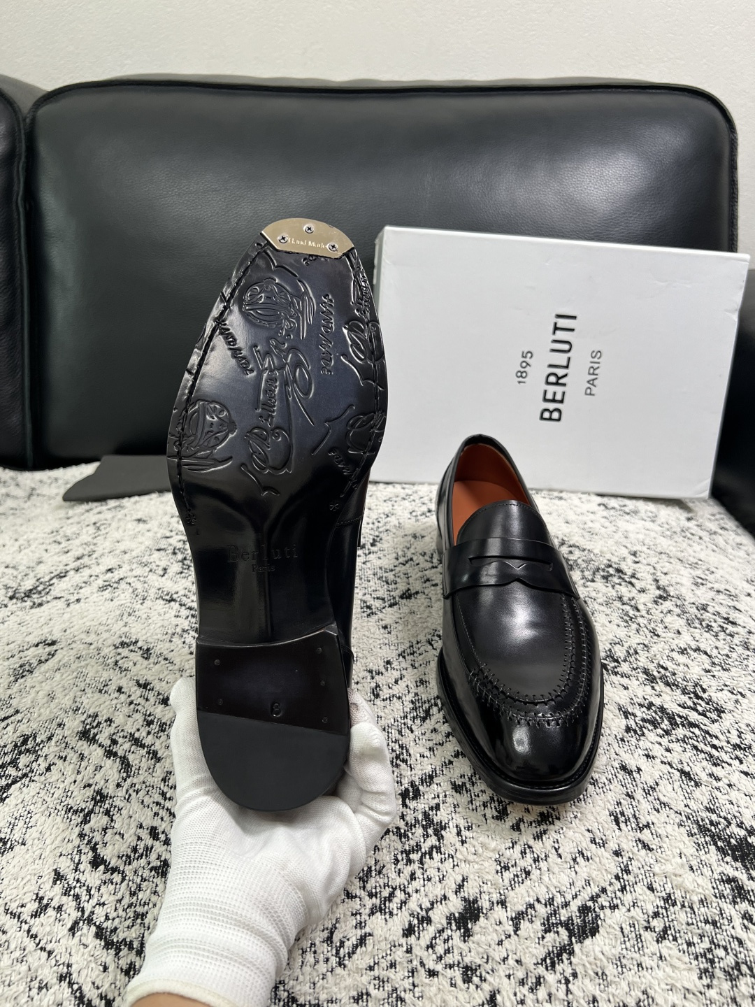 Berluti  高品质  顶级工艺品  布鲁提 专柜同步发售原厂配置，意大利进口牛皮面料，全进口水染牛皮里垫，鞋底：原