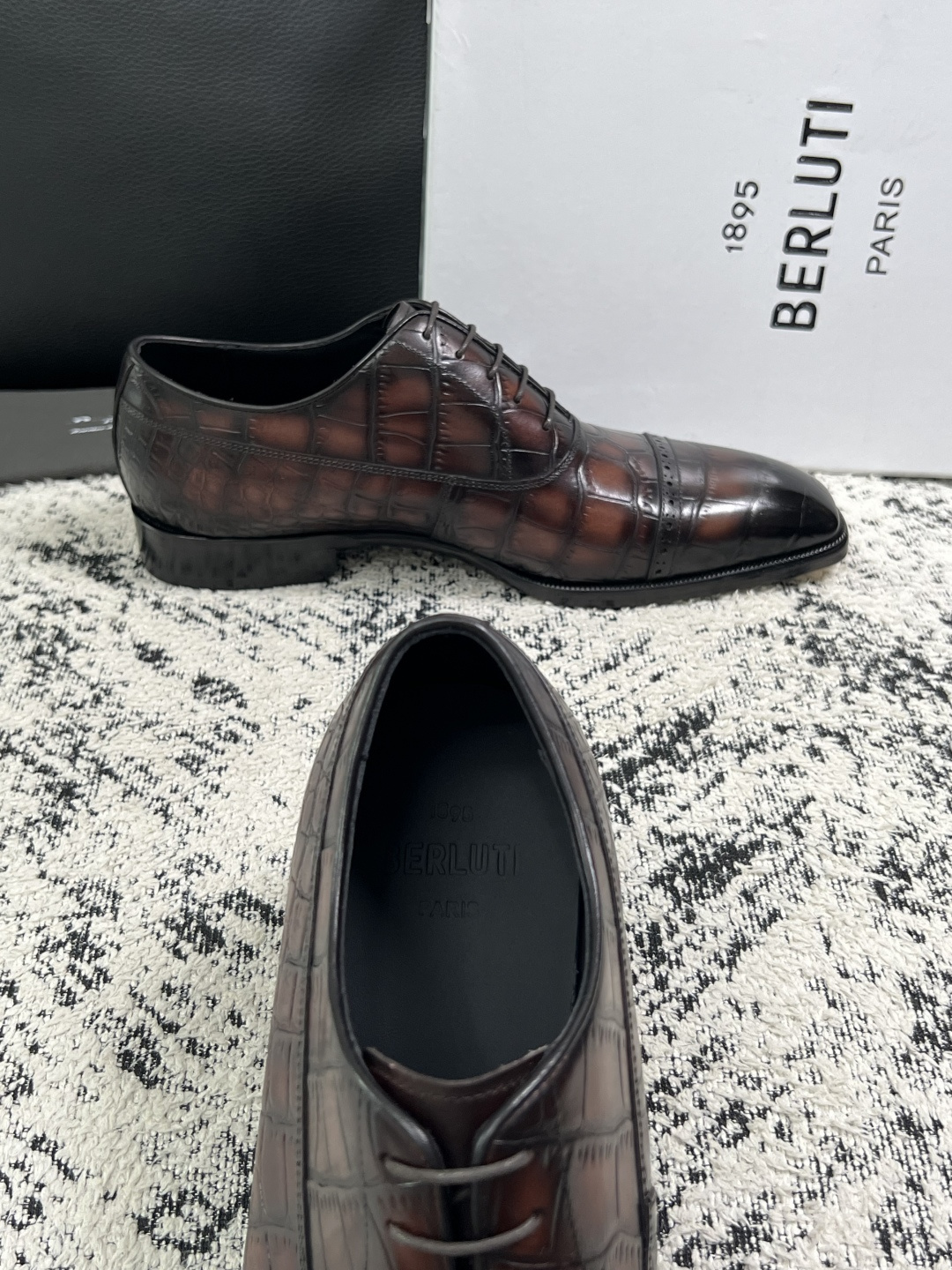 Berluti  高品质  顶级工艺品  布鲁提 专柜同步发售原厂配置，意大利进口牛皮面料，全进口水染牛皮里垫，鞋底：原