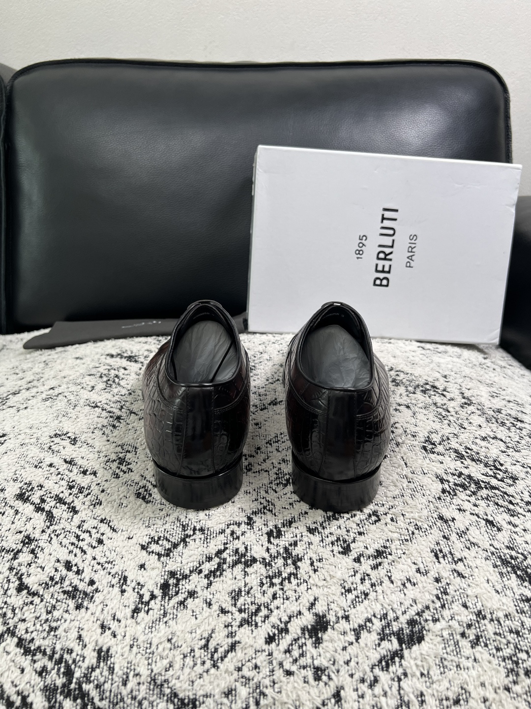 Berluti  高品质  顶级工艺品  布鲁提 专柜同步发售原厂配置，意大利进口牛皮面料，全进口水染牛皮里垫，鞋底：原