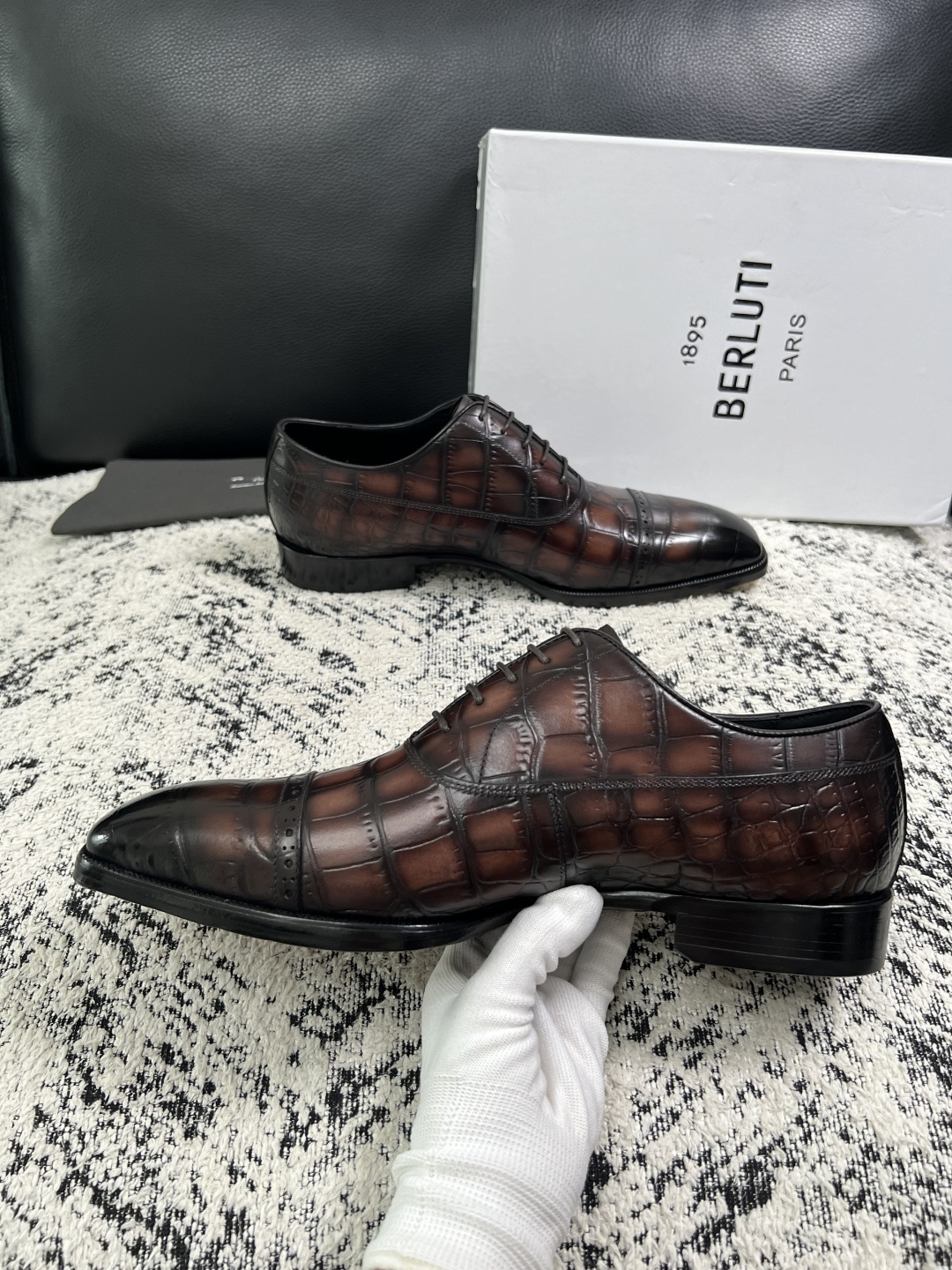 Berluti  高品质  顶级工艺品  布鲁提 专柜同步发售原厂配置，意大利进口牛皮面料，全进口水染牛皮里垫，鞋底：原