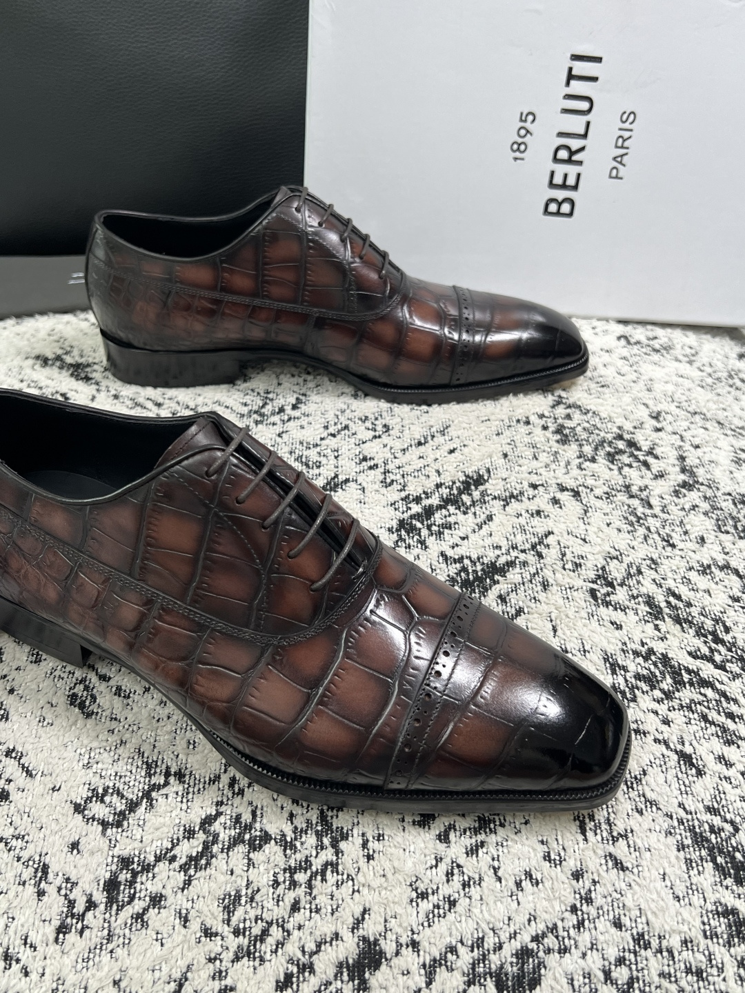 Berluti  高品质  顶级工艺品  布鲁提 专柜同步发售原厂配置，意大利进口牛皮面料，全进口水染牛皮里垫，鞋底：原