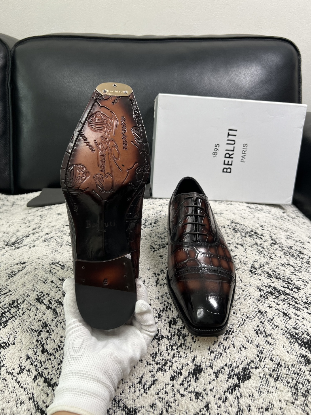 Berluti  高品质  顶级工艺品  布鲁提 专柜同步发售原厂配置，意大利进口牛皮面料，全进口水染牛皮里垫，鞋底：原