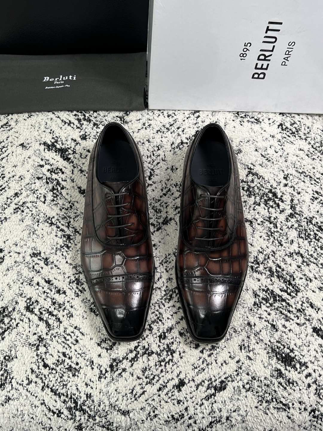 Berluti  高品质  顶级工艺品  布鲁提 专柜同步发售原厂配置，意大利进口牛皮面料，全进口水染牛皮里垫，鞋底：原