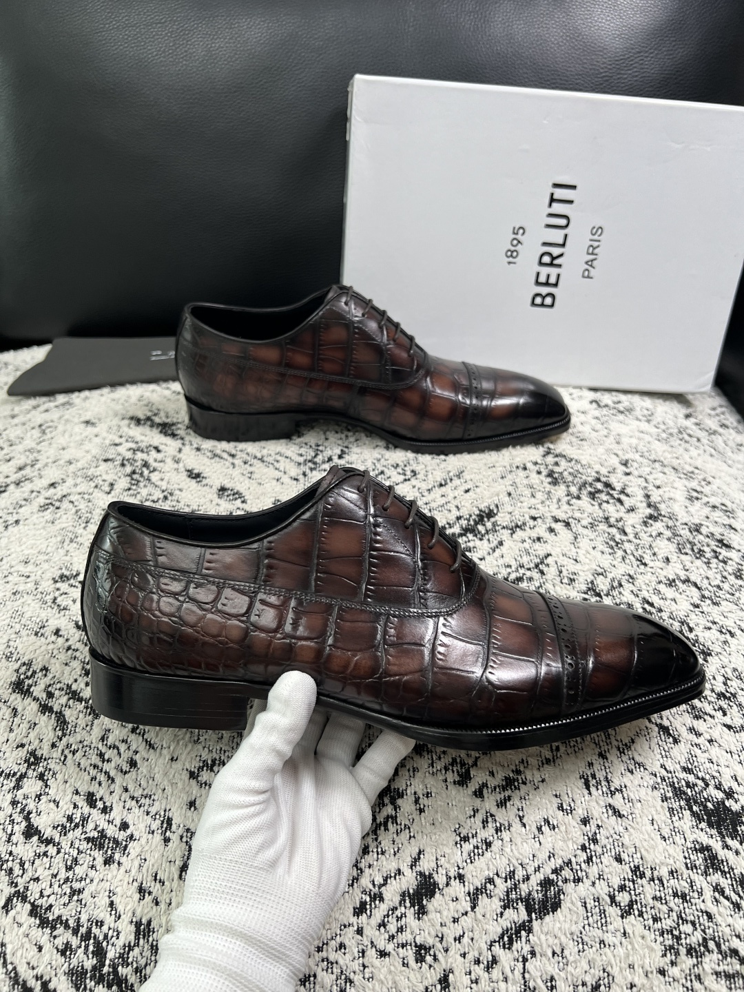 Berluti  高品质  顶级工艺品  布鲁提 专柜同步发售原厂配置，意大利进口牛皮面料，全进口水染牛皮里垫，鞋底：原