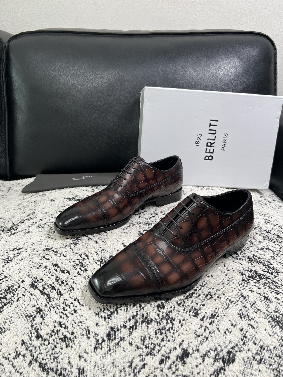 Berluti  高品质  顶级工艺品  布鲁提 专柜同步发售原厂配置，意大利进口牛皮面料，全进口水染牛皮里垫，鞋底：原