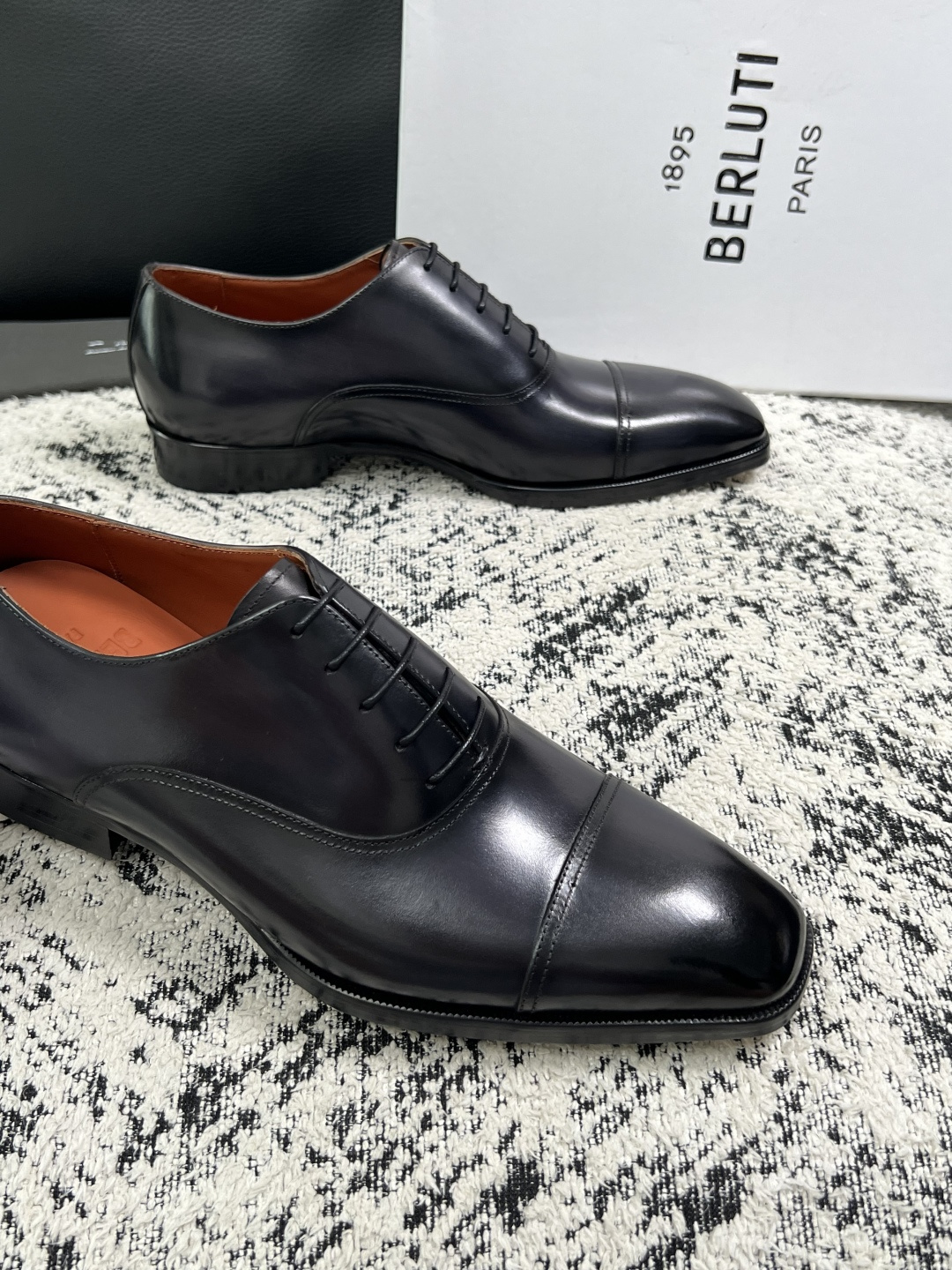 Berluti  高品质  顶级工艺品  布鲁提 专柜同步发售原厂配置，意大利进口牛皮面料，全进口水染牛皮里垫，鞋底：原