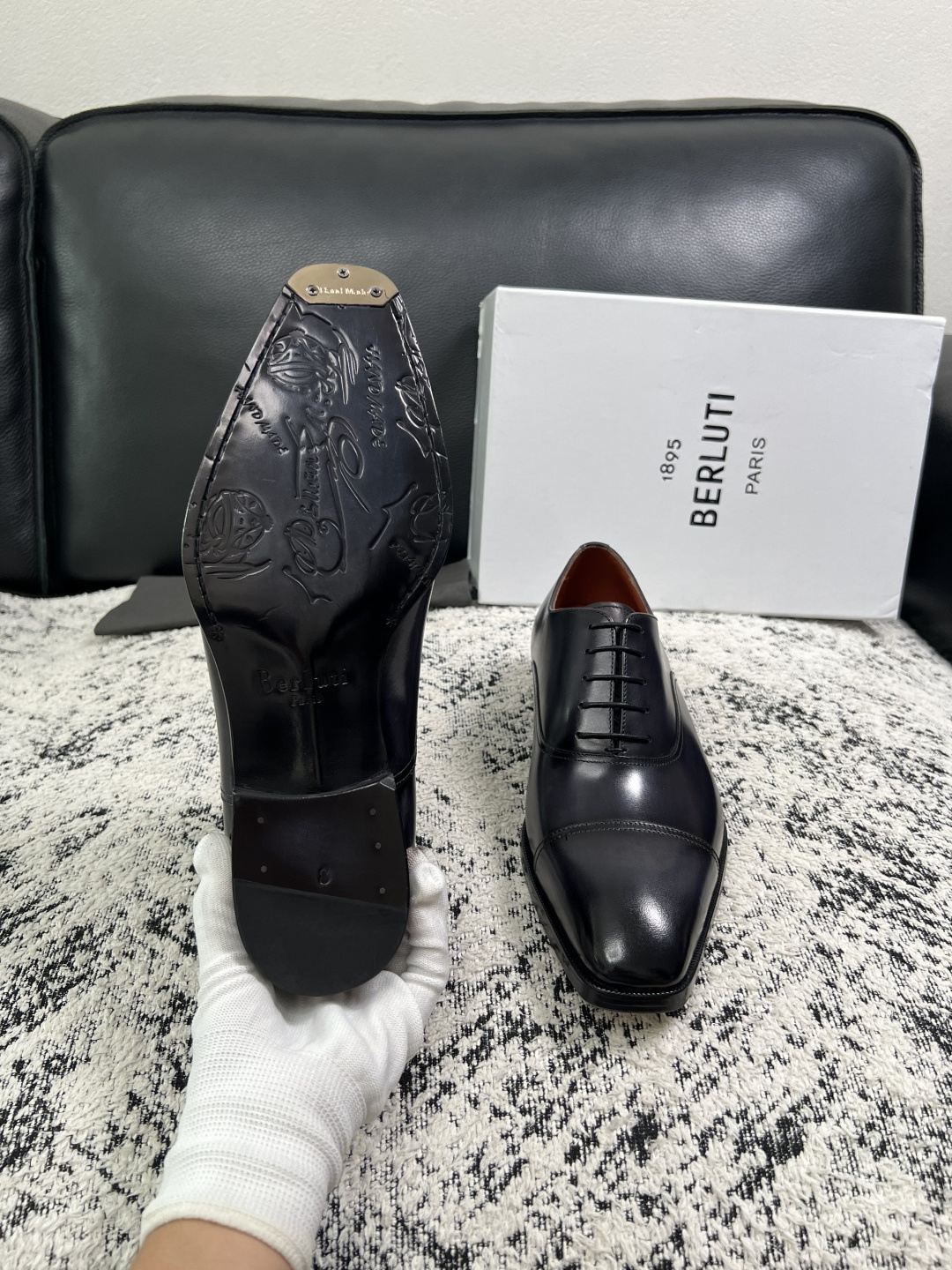 Berluti  高品质  顶级工艺品  布鲁提 专柜同步发售原厂配置，意大利进口牛皮面料，全进口水染牛皮里垫，鞋底：原