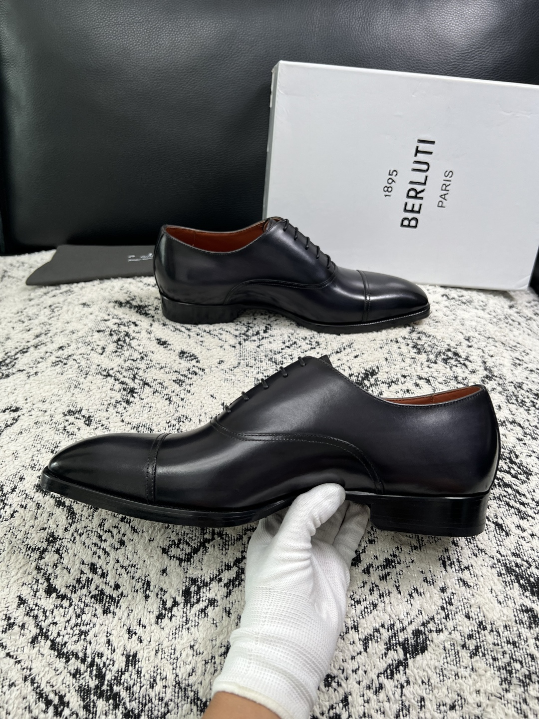 Berluti  高品质  顶级工艺品  布鲁提 专柜同步发售原厂配置，意大利进口牛皮面料，全进口水染牛皮里垫，鞋底：原