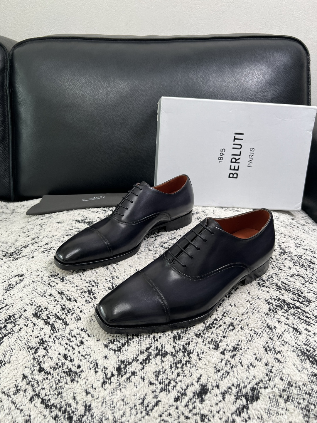 Berluti  高品质  顶级工艺品  布鲁提 专柜同步发售原厂配置，意大利进口牛皮面料，全进口水染牛皮里垫，鞋底：原