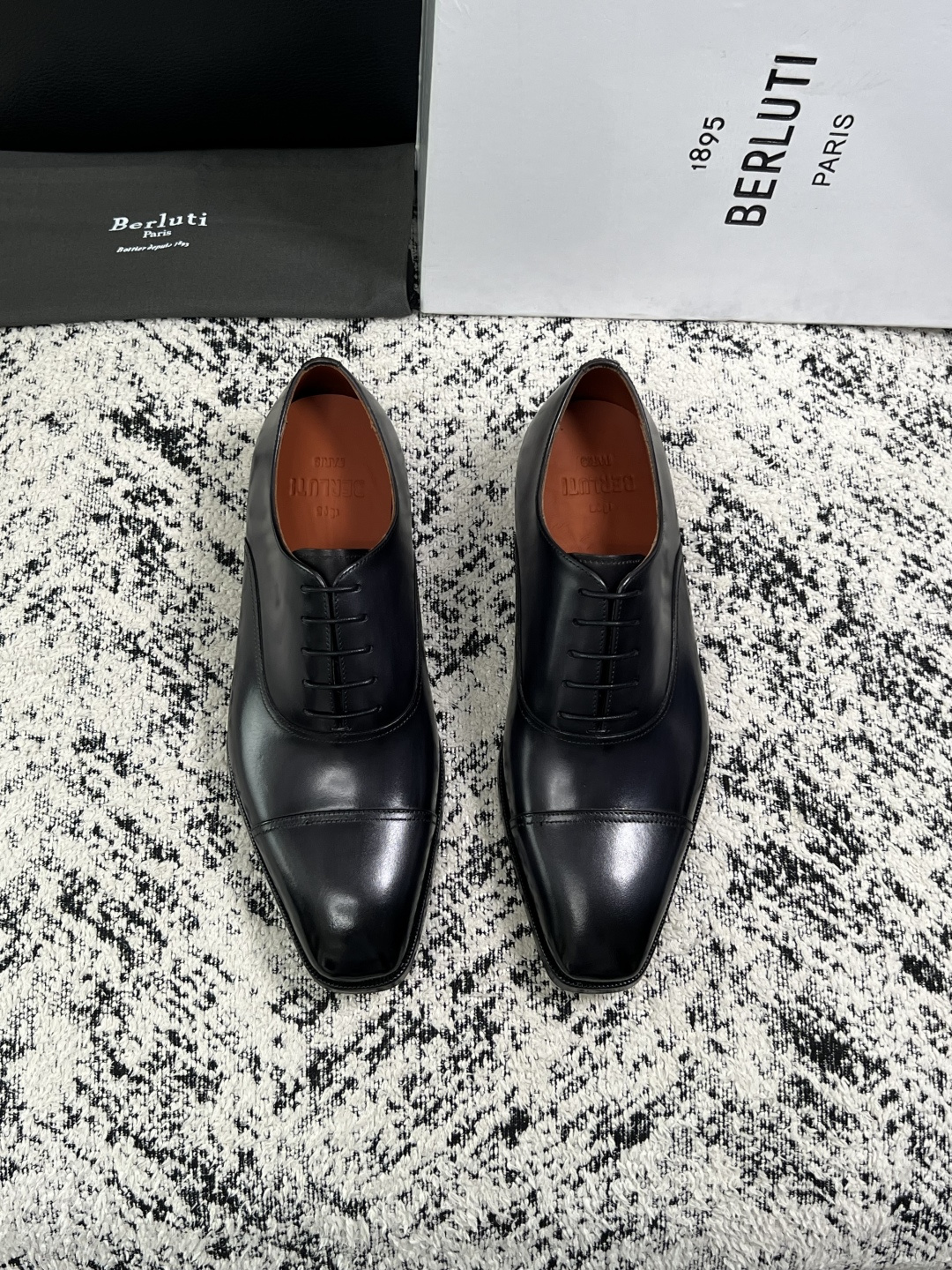Berluti  高品质  顶级工艺品  布鲁提 专柜同步发售原厂配置，意大利进口牛皮面料，全进口水染牛皮里垫，鞋底：原