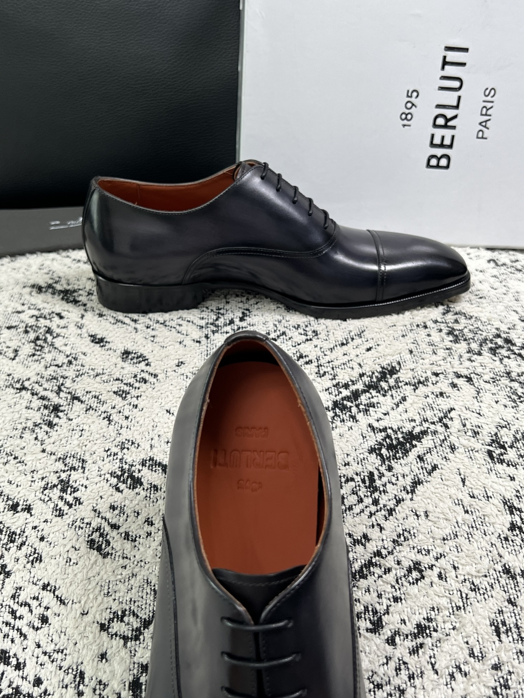 Berluti  高品质  顶级工艺品  布鲁提 专柜同步发售原厂配置，意大利进口牛皮面料，全进口水染牛皮里垫，鞋底：原