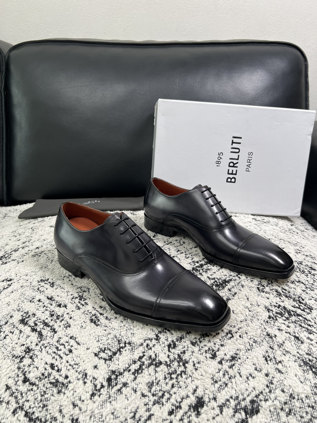 Berluti 高品质 顶级工艺品 布鲁提 专柜同步发售原厂配置,意大利进口牛皮面料,全进口水染牛皮里垫,鞋底:原 Berluti 高品质 顶级工艺品 布鲁提 专柜同步发售原厂配置,意大利进口牛皮面料,全进口水染牛皮里垫,鞋底:原