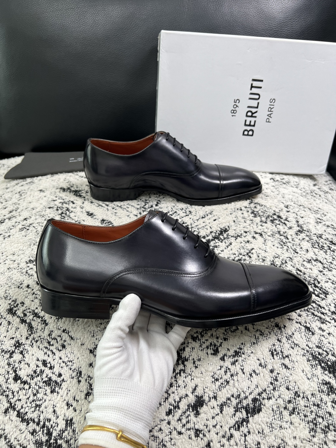 Berluti  高品质  顶级工艺品  布鲁提 专柜同步发售原厂配置，意大利进口牛皮面料，全进口水染牛皮里垫，鞋底：原