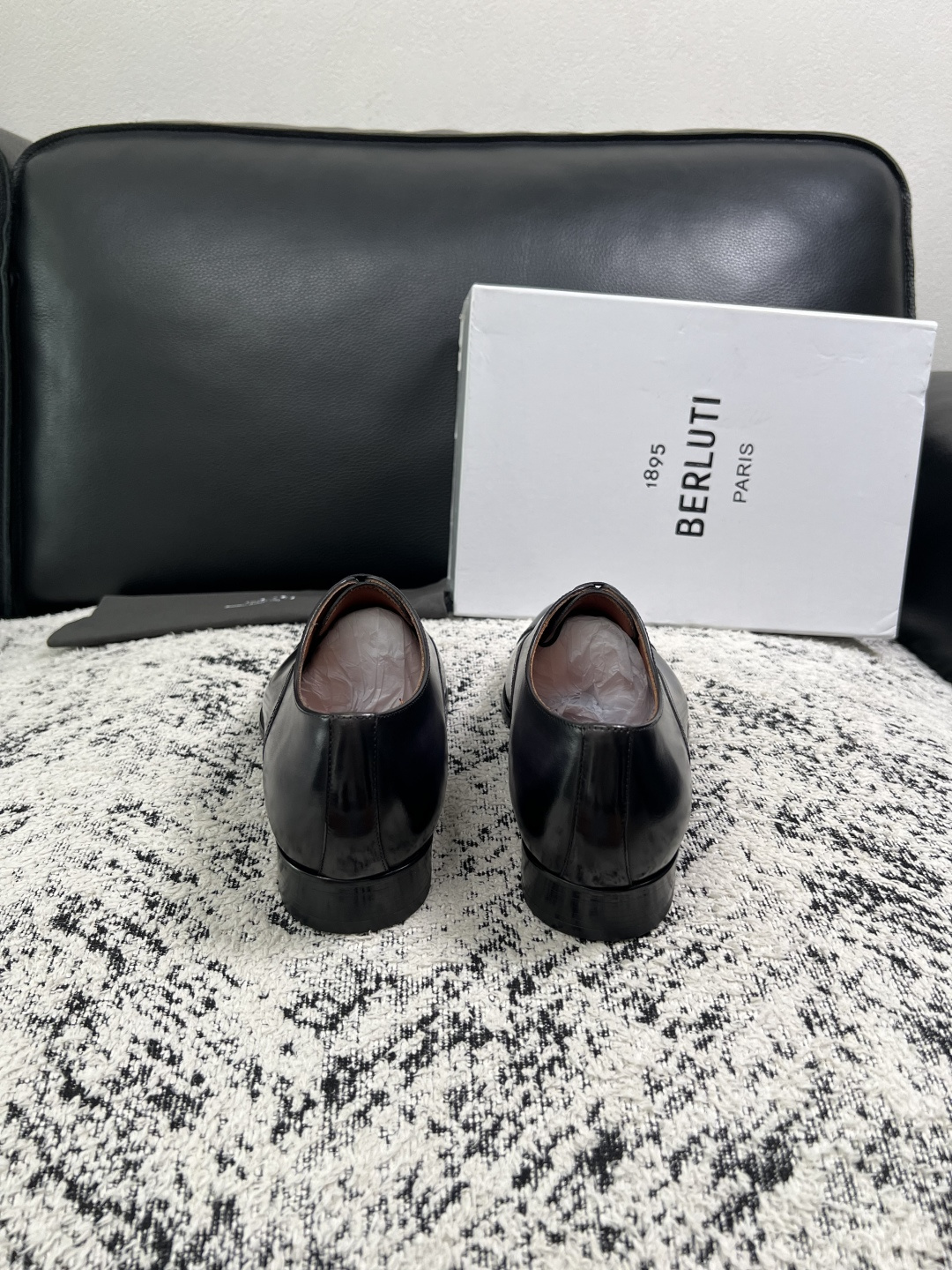 Berluti  高品质  顶级工艺品  布鲁提 专柜同步发售原厂配置，意大利进口牛皮面料，全进口水染牛皮里垫，鞋底：原