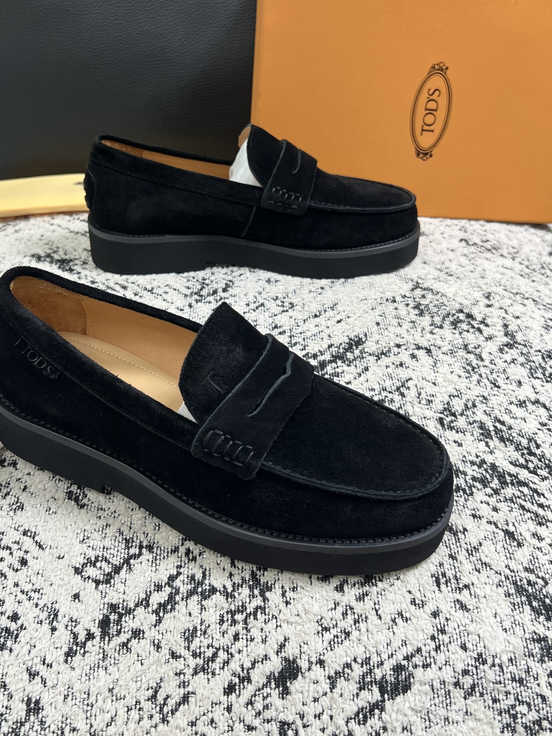Tods  高品质  顶级工艺品  托德斯  专柜新款，原厂配置意大利进口牛皮面料，高品质复杂拼接工艺，经典的外观搭配气