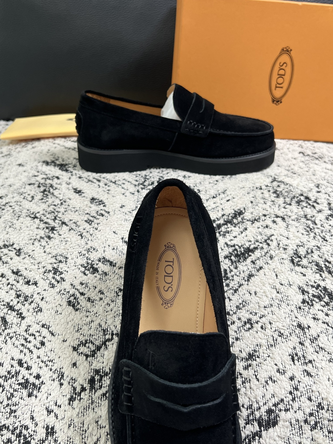 Tods  高品质  顶级工艺品  托德斯  专柜新款，原厂配置意大利进口牛皮面料，高品质复杂拼接工艺，经典的外观搭配气