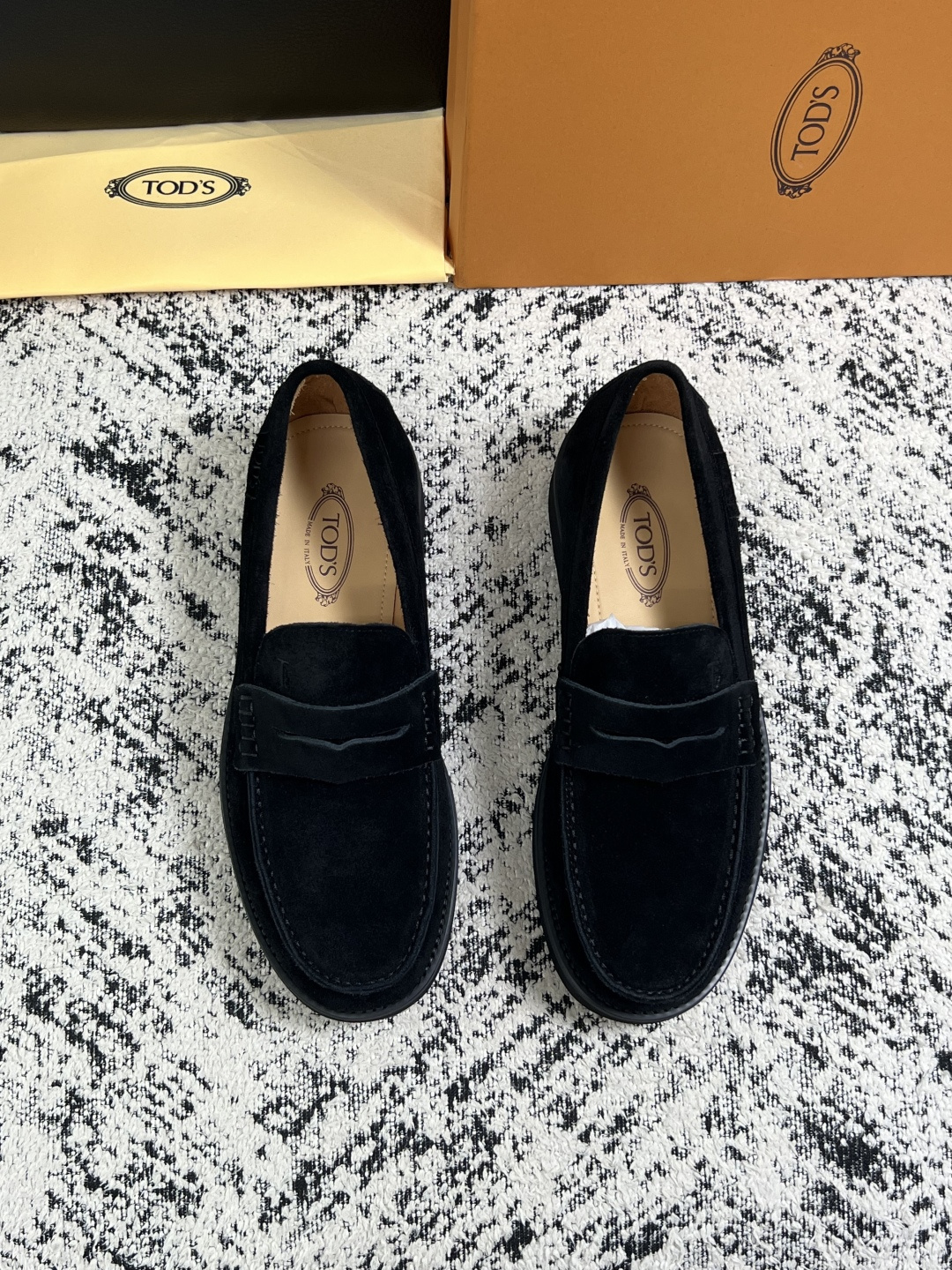 Tods  高品质  顶级工艺品  托德斯  专柜新款，原厂配置意大利进口牛皮面料，高品质复杂拼接工艺，经典的外观搭配气