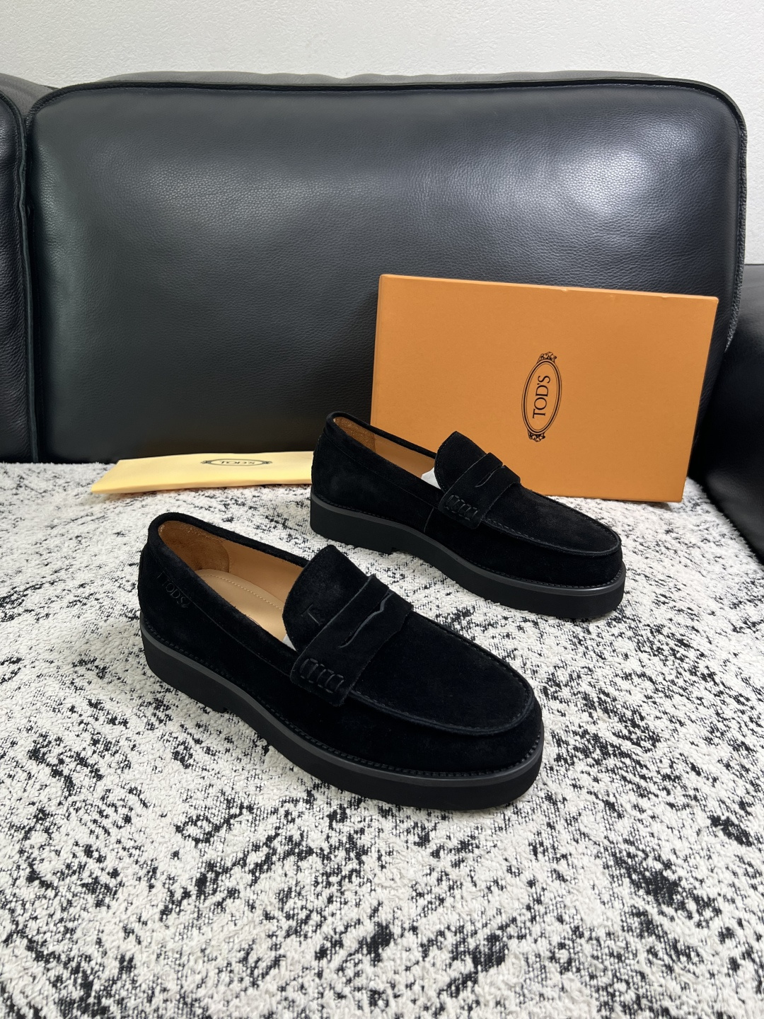 Tods  高品质  顶级工艺品  托德斯  专柜新款，原厂配置意大利进口牛皮面料，高品质复杂拼接工艺，经典的外观搭配气