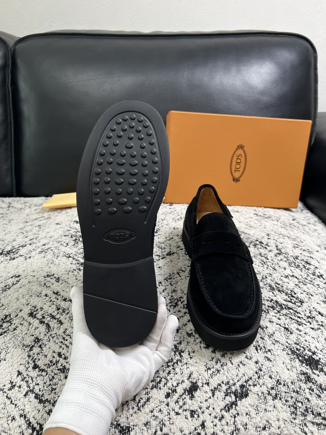 Tods  高品质  顶级工艺品  托德斯  专柜新款，原厂配置意大利进口牛皮面料，高品质复杂拼接工艺，经典的外观搭配气