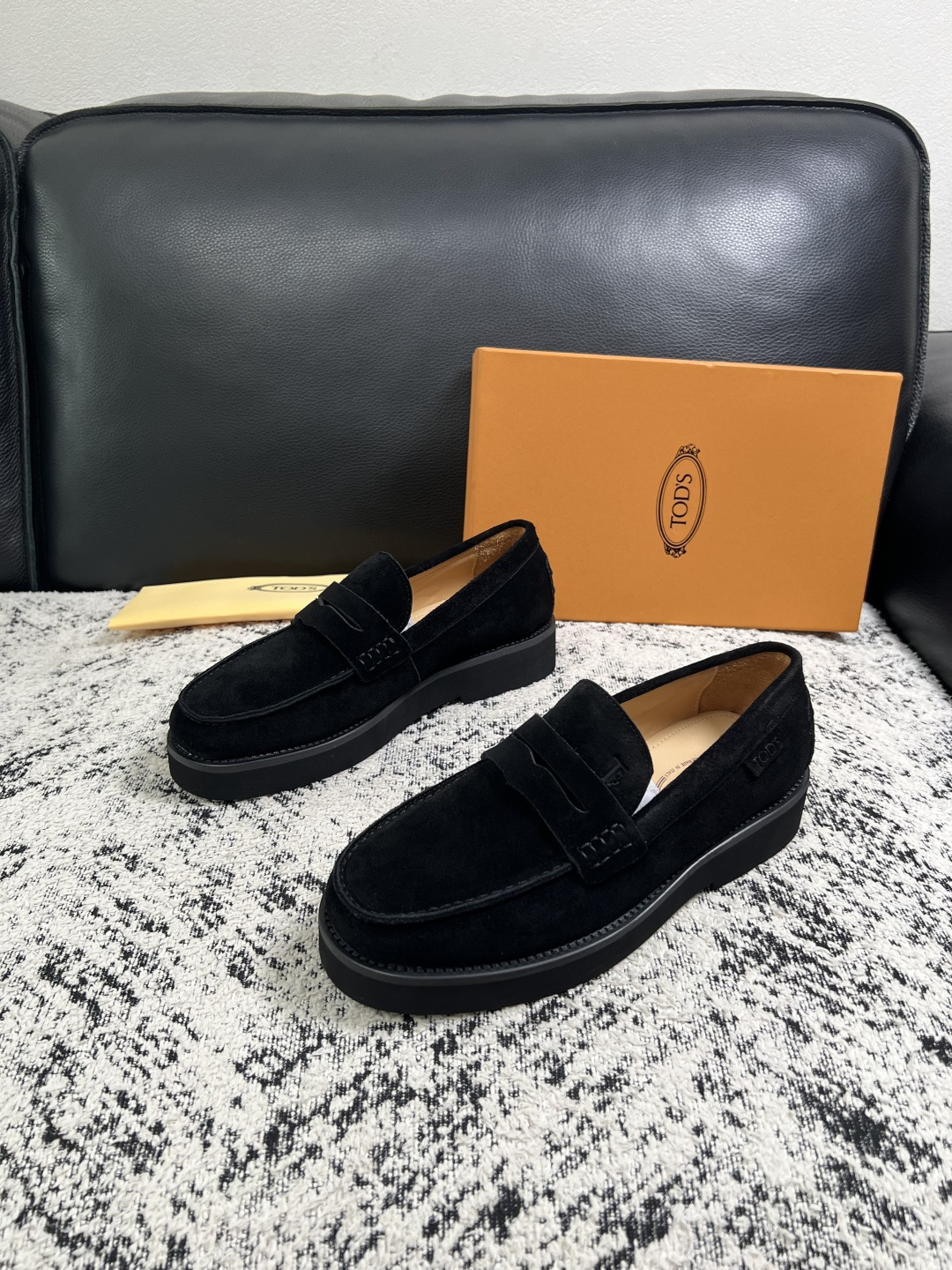 Tods  高品质  顶级工艺品  托德斯  专柜新款，原厂配置意大利进口牛皮面料，高品质复杂拼接工艺，经典的外观搭配气