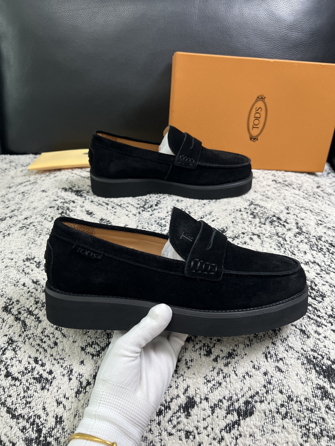 Tods  高品质  顶级工艺品  托德斯  专柜新款，原厂配置意大利进口牛皮面料，高品质复杂拼接工艺，经典的外观搭配气