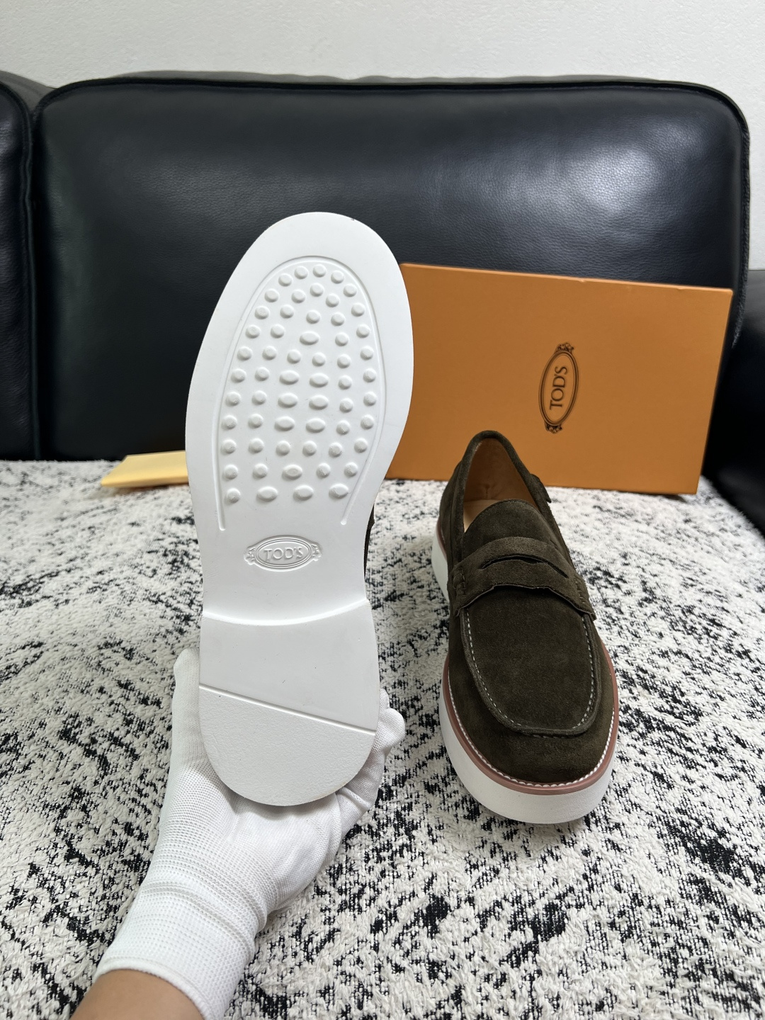 Tods  高品质  顶级工艺品  托德斯  专柜新款，原厂配置意大利进口牛皮面料，高品质复杂拼接工艺，经典的外观搭配气
